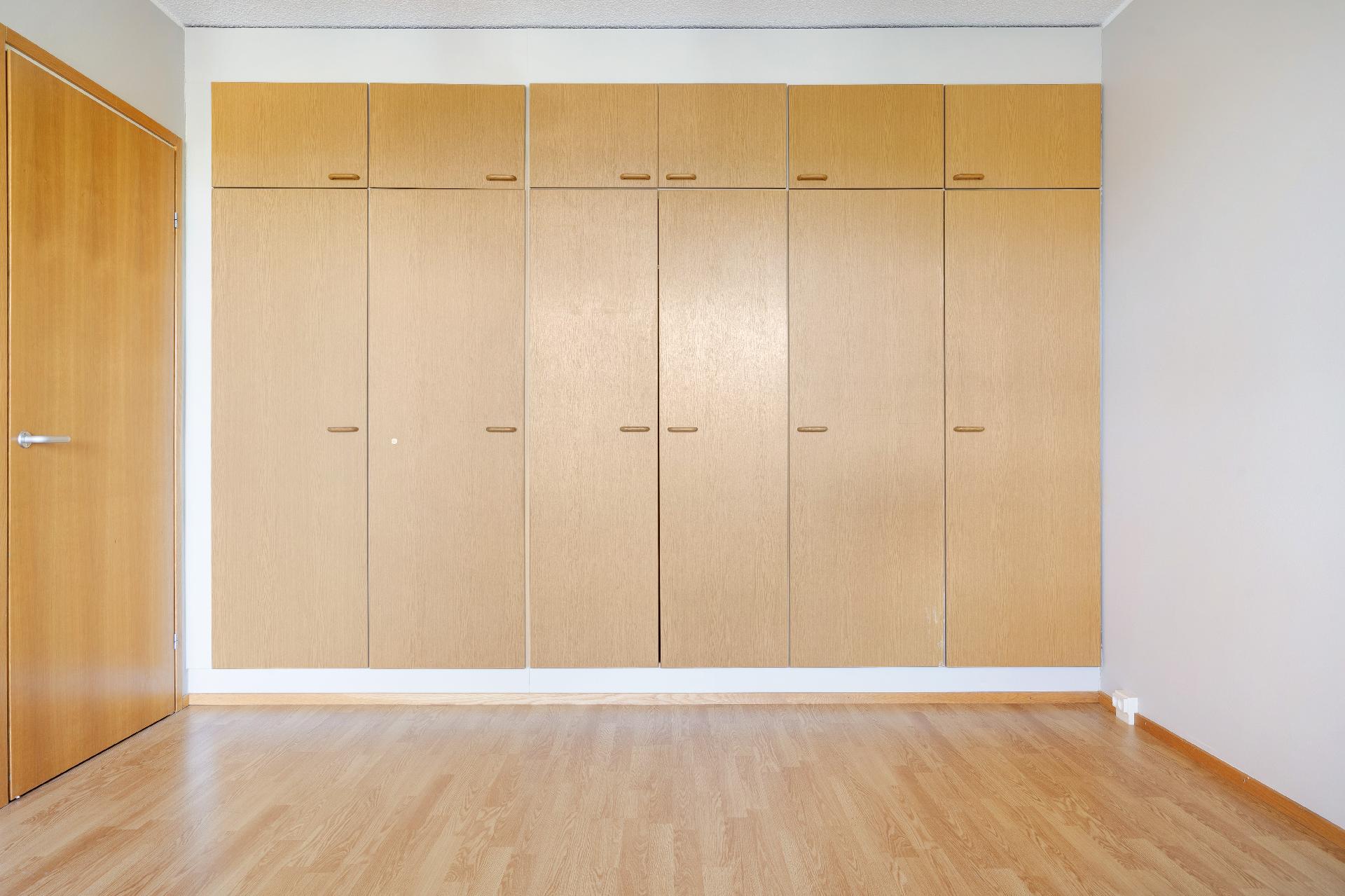 1. makuuhuoneen kaapistoa