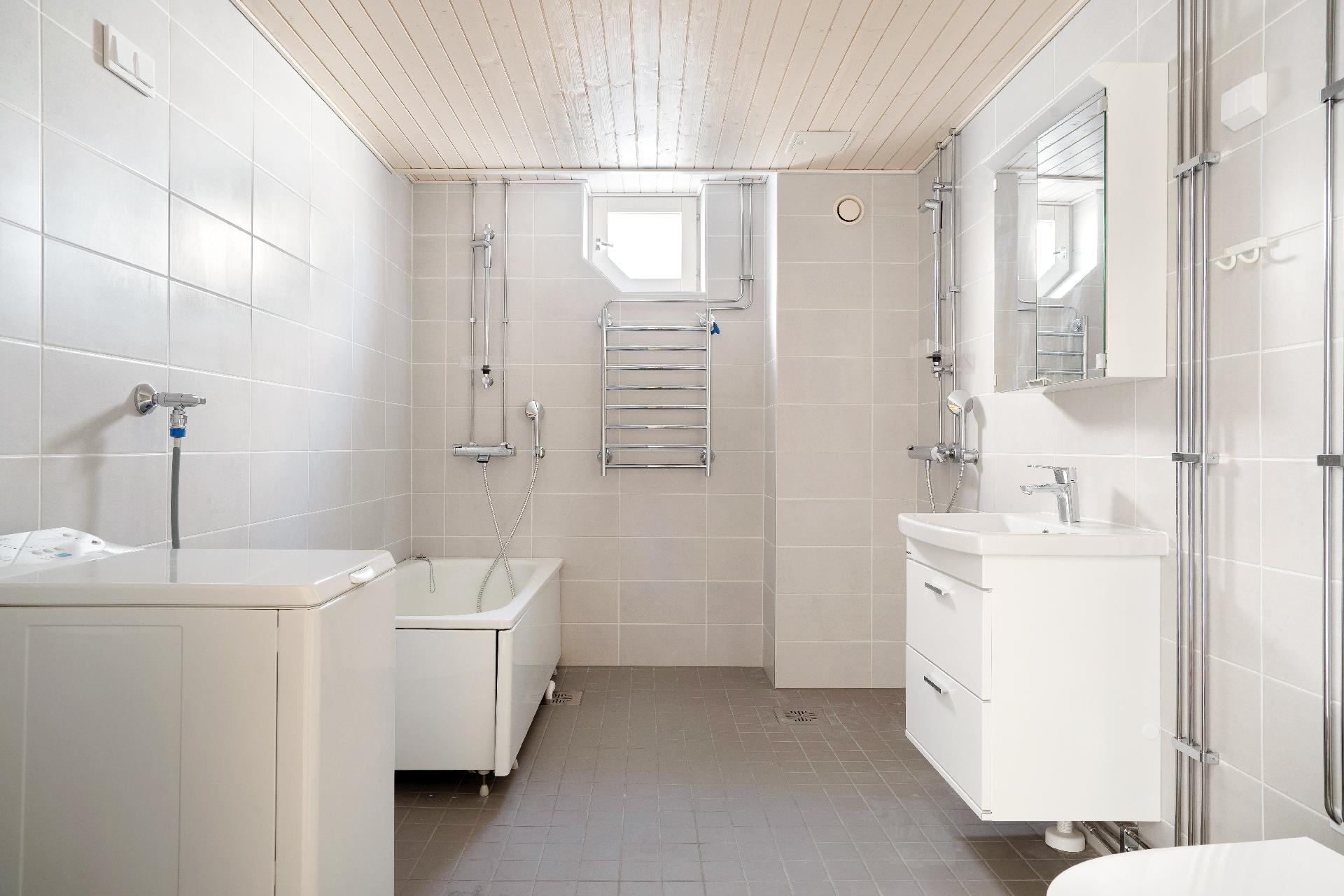 tilava kylpyhuone, ei saunaa