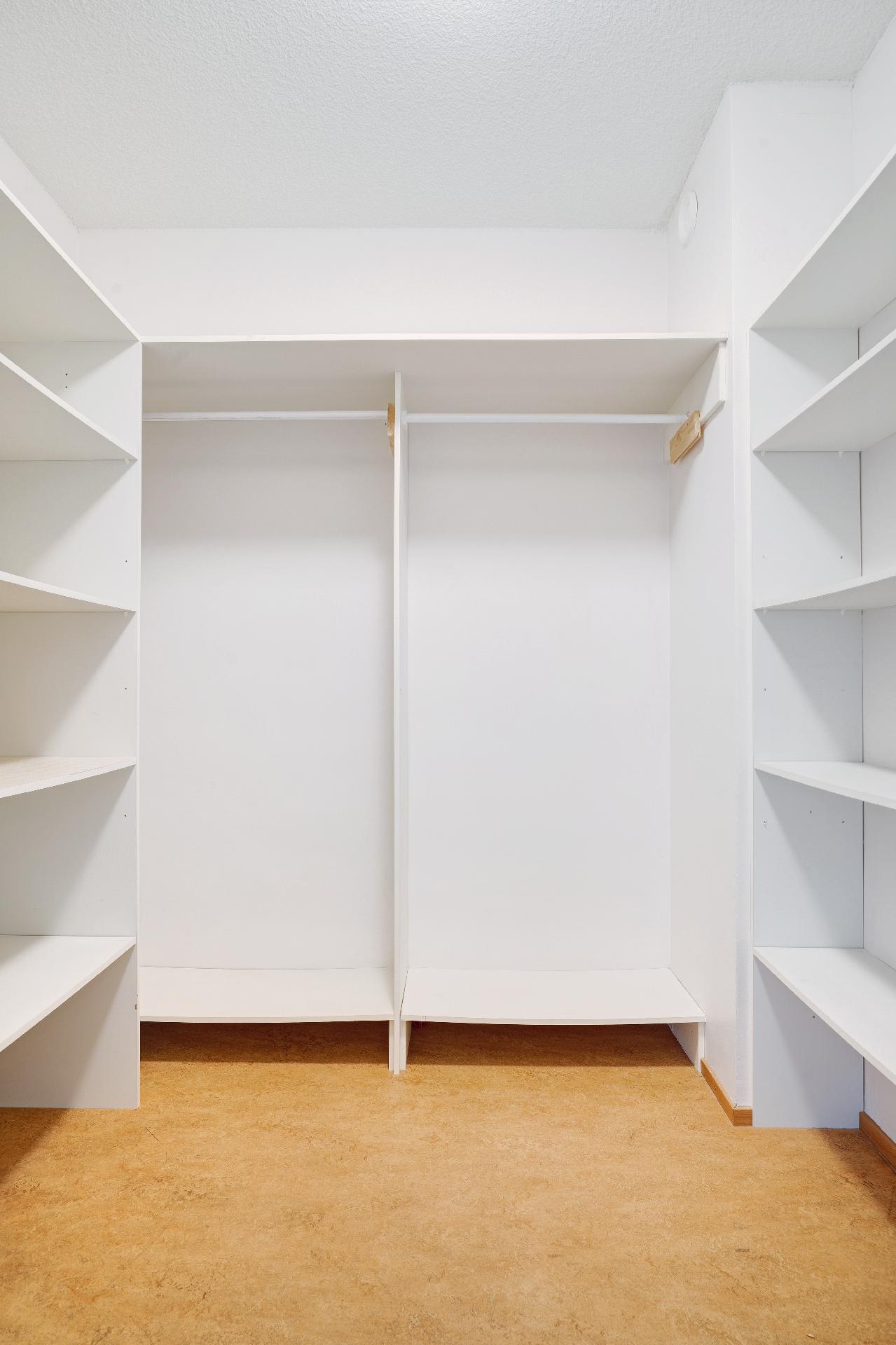 iso vaatehuone säilytykseen