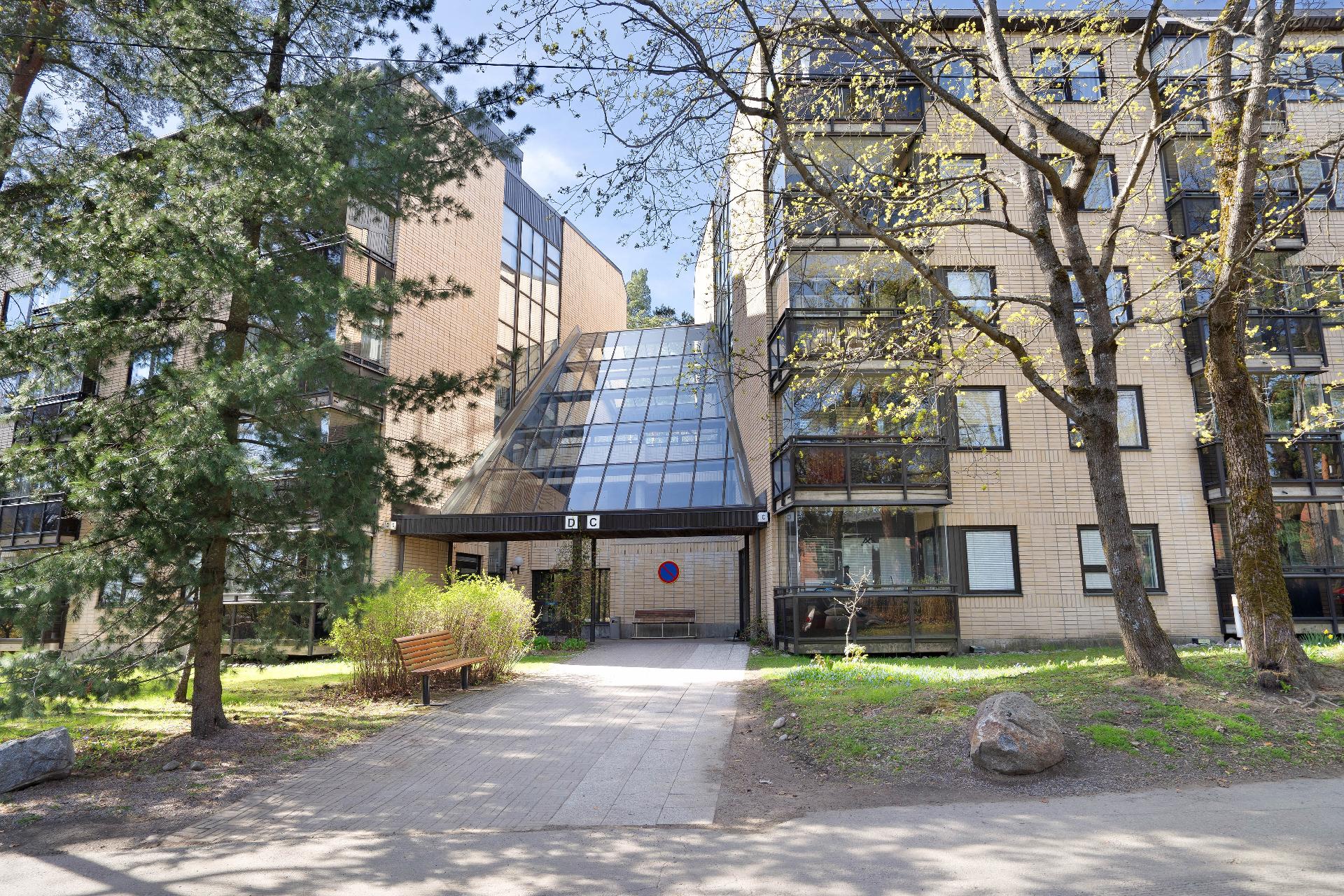 talon julkisivu, sisääntulo