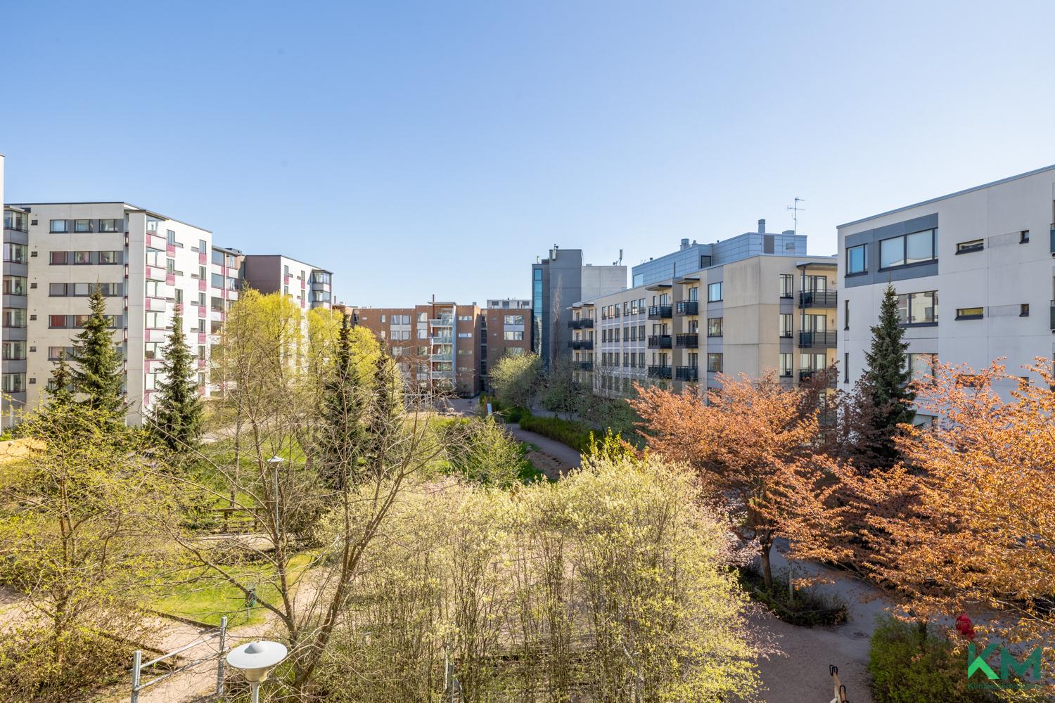 Parvekenäkymä syksyllä