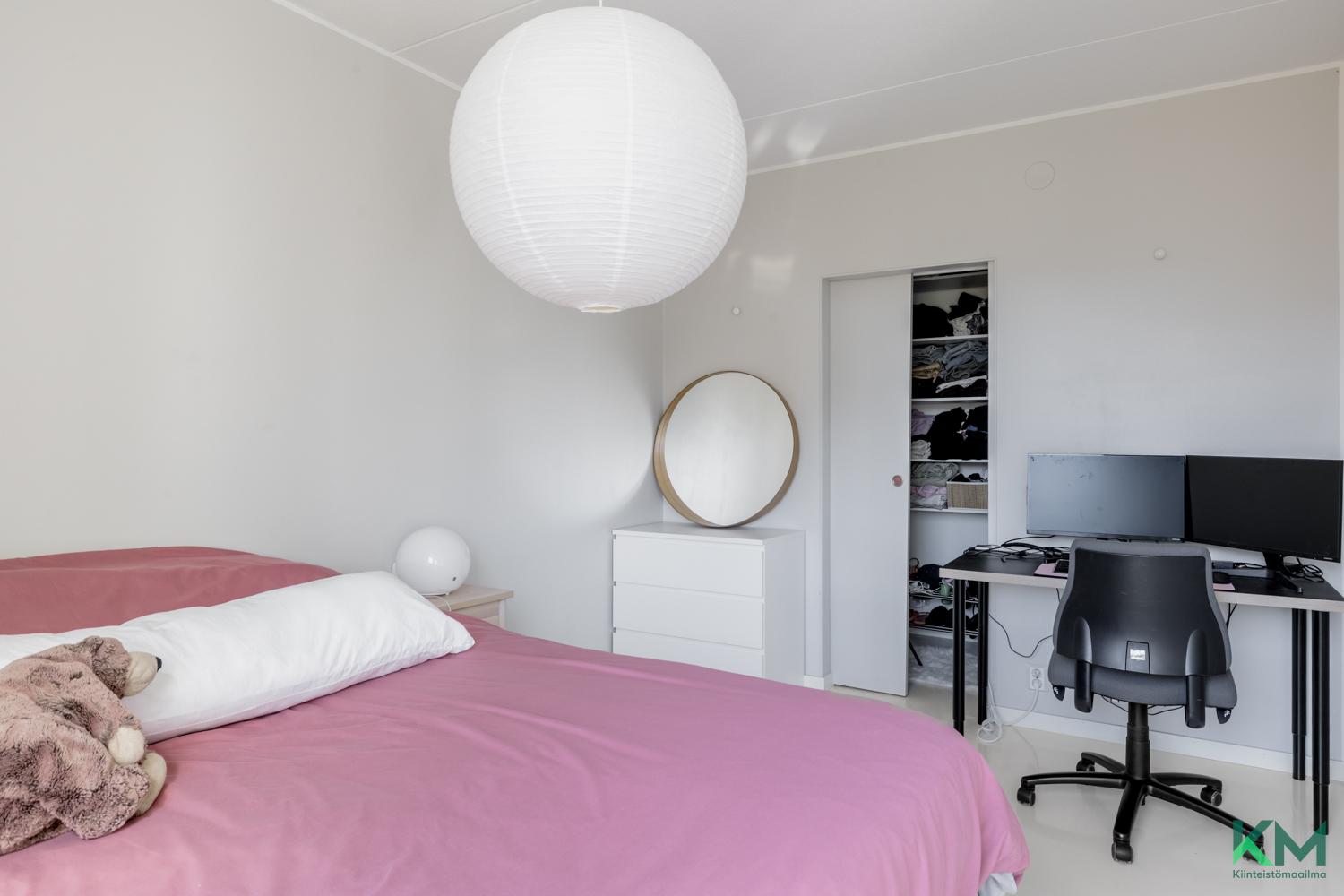 Makuuhuoneen yhteydessä vaatehuone