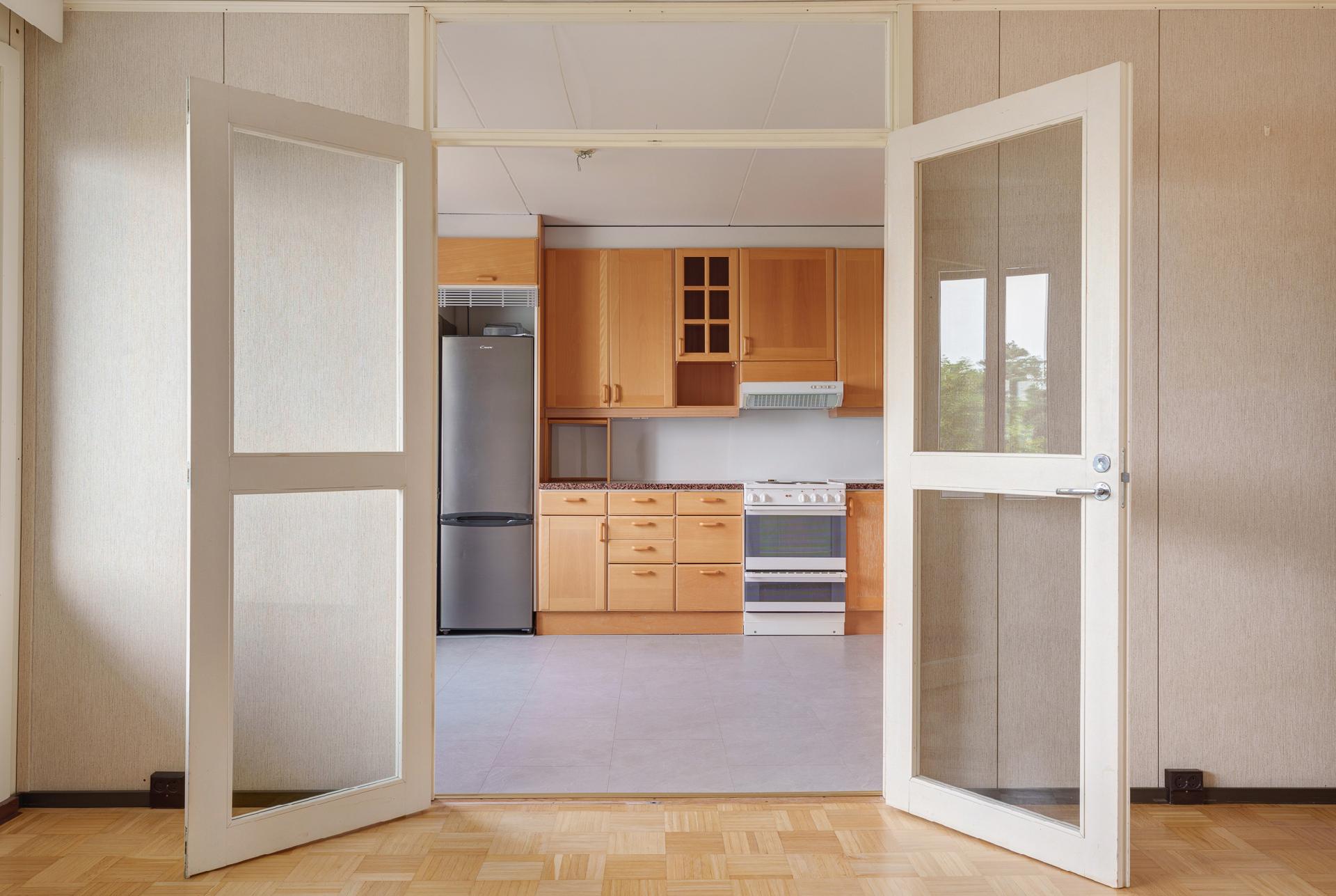 Näkymä olohuoneesta keittiöön