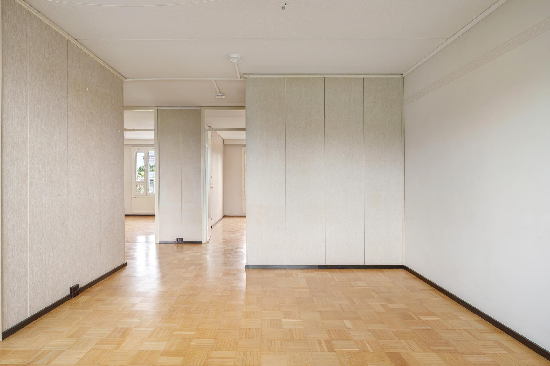 Näkymä olohuoneesta eteiseen