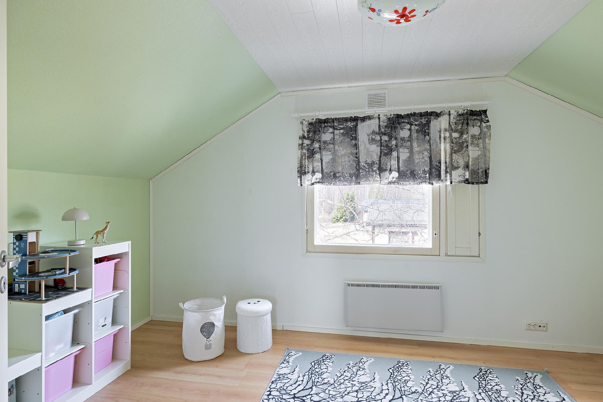 Yläkerran 1. makuuhuone