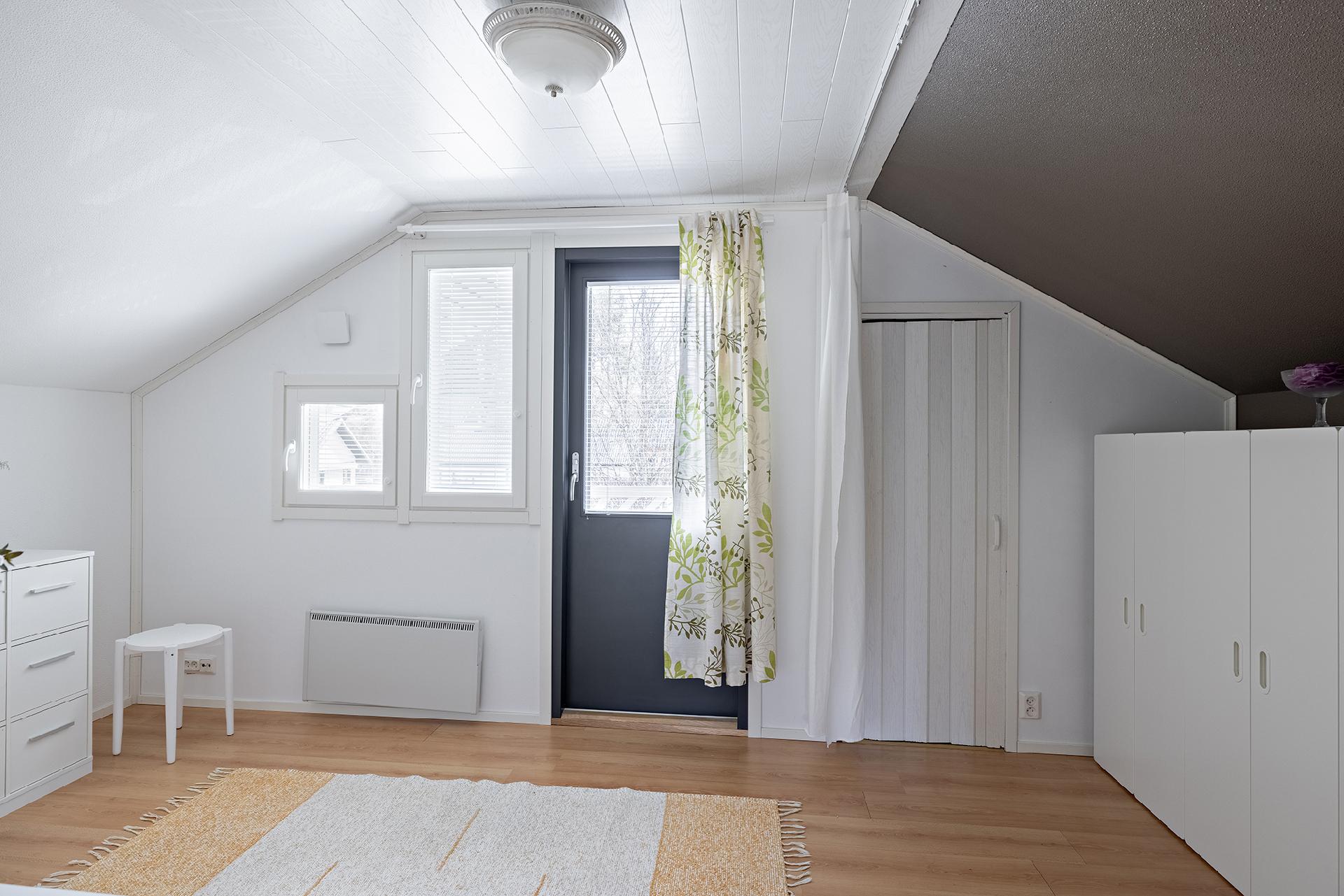 Yläkerran 2. makuuhuone