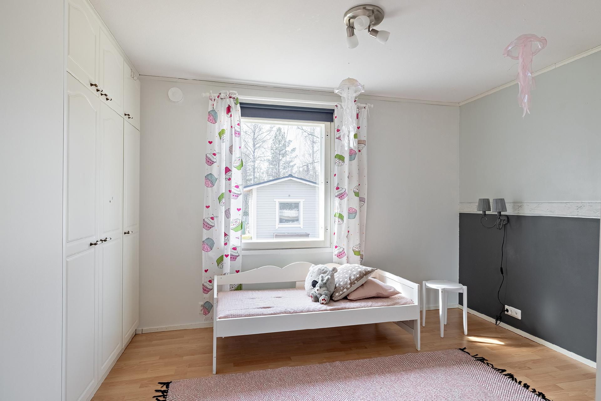 Alakerran makuuhuone