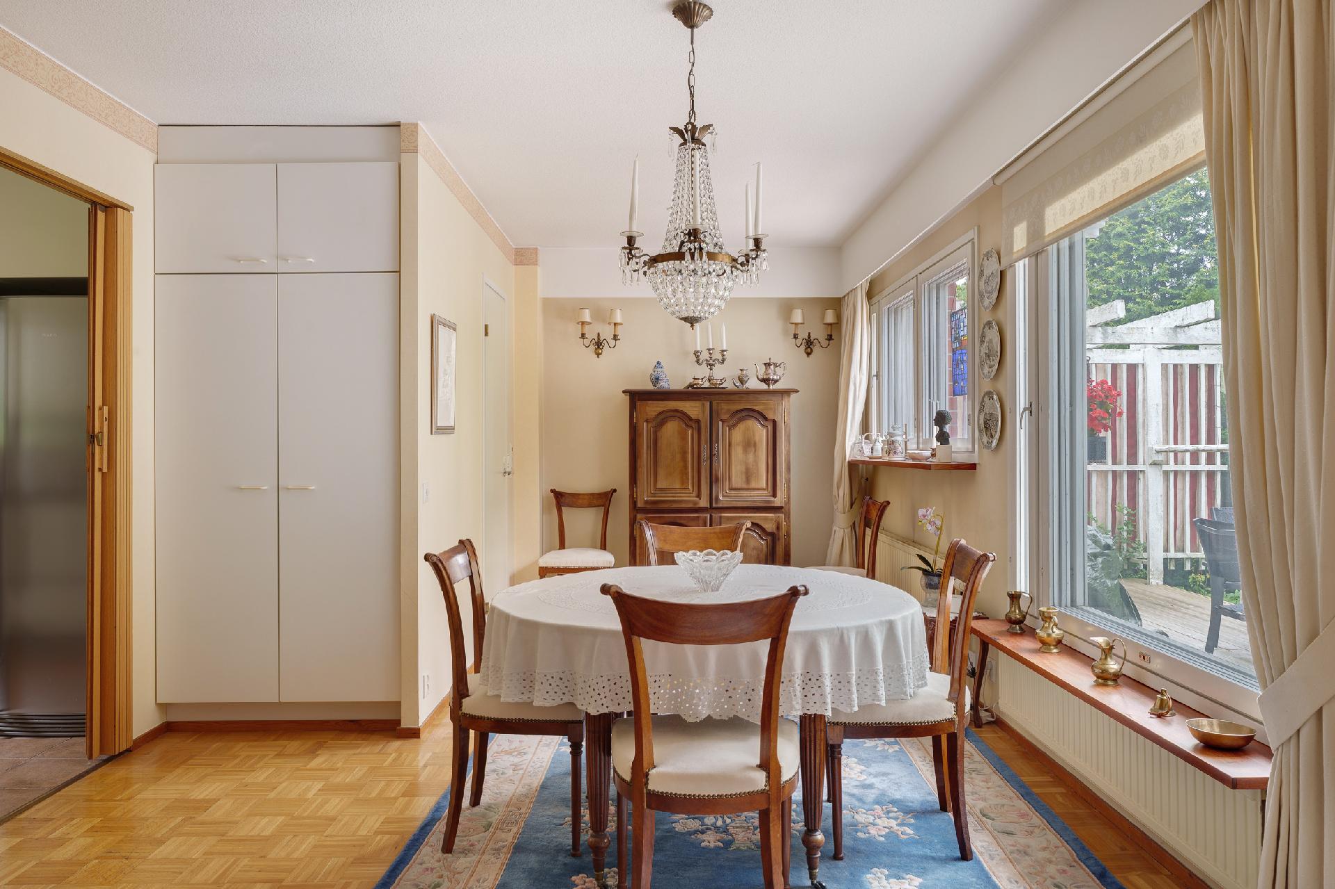 Kylätie 11, Kauniainen