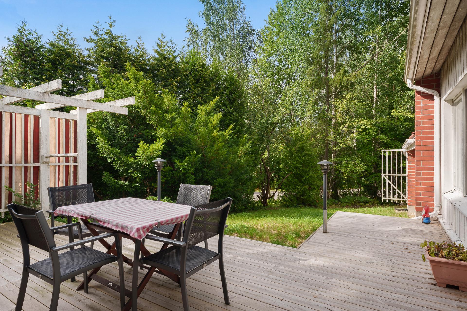 Kylätie 11, Kauniainen