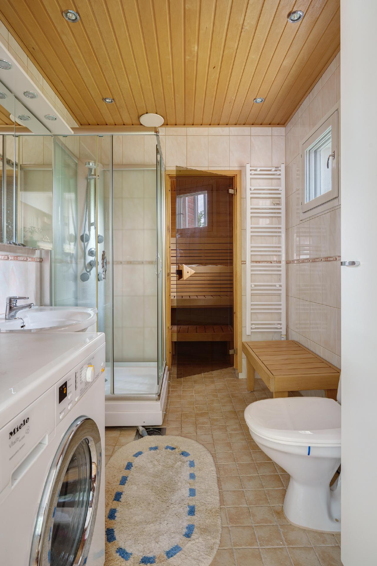 Kylätie 11, Kauniainen