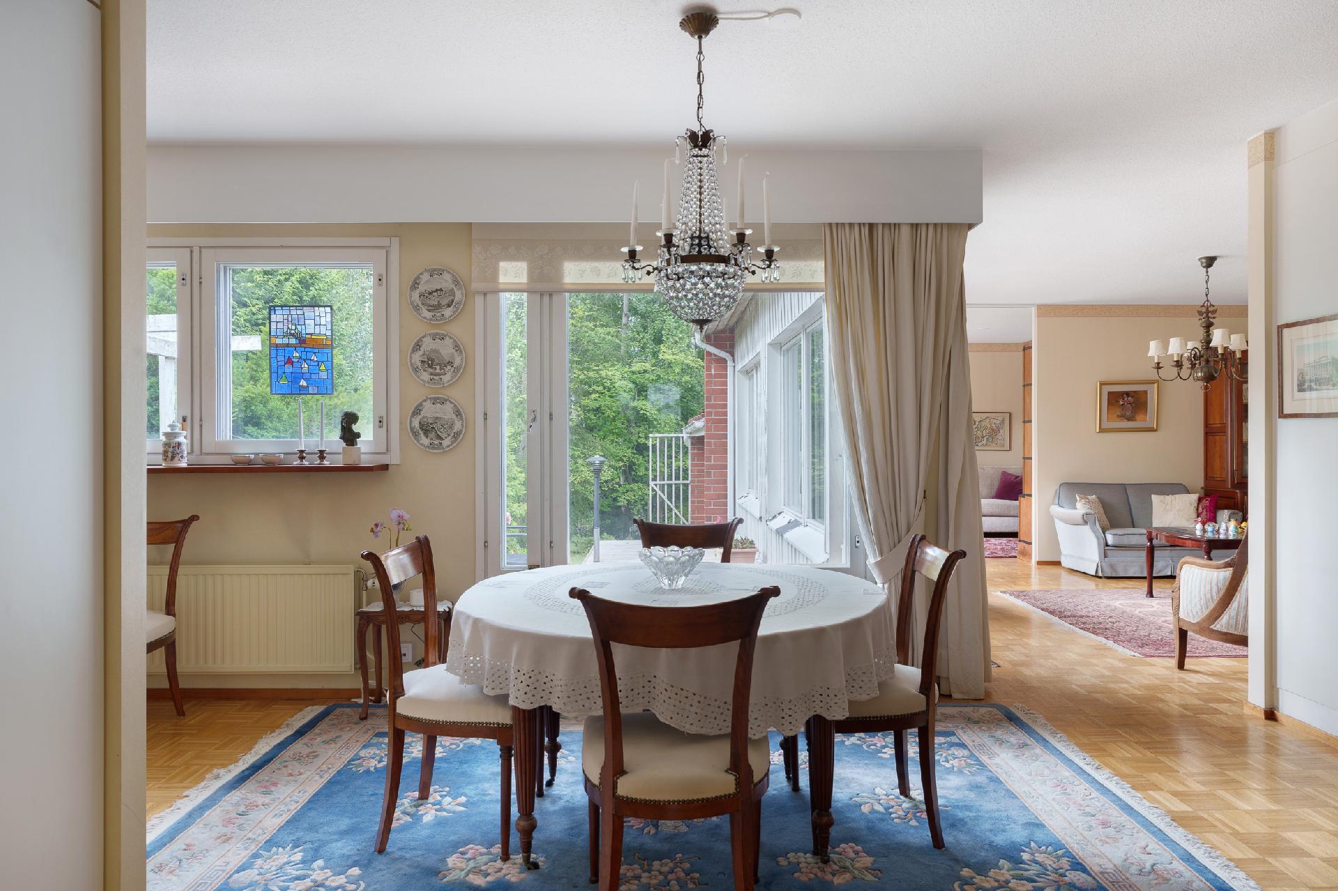 Kylätie 11, Kauniainen