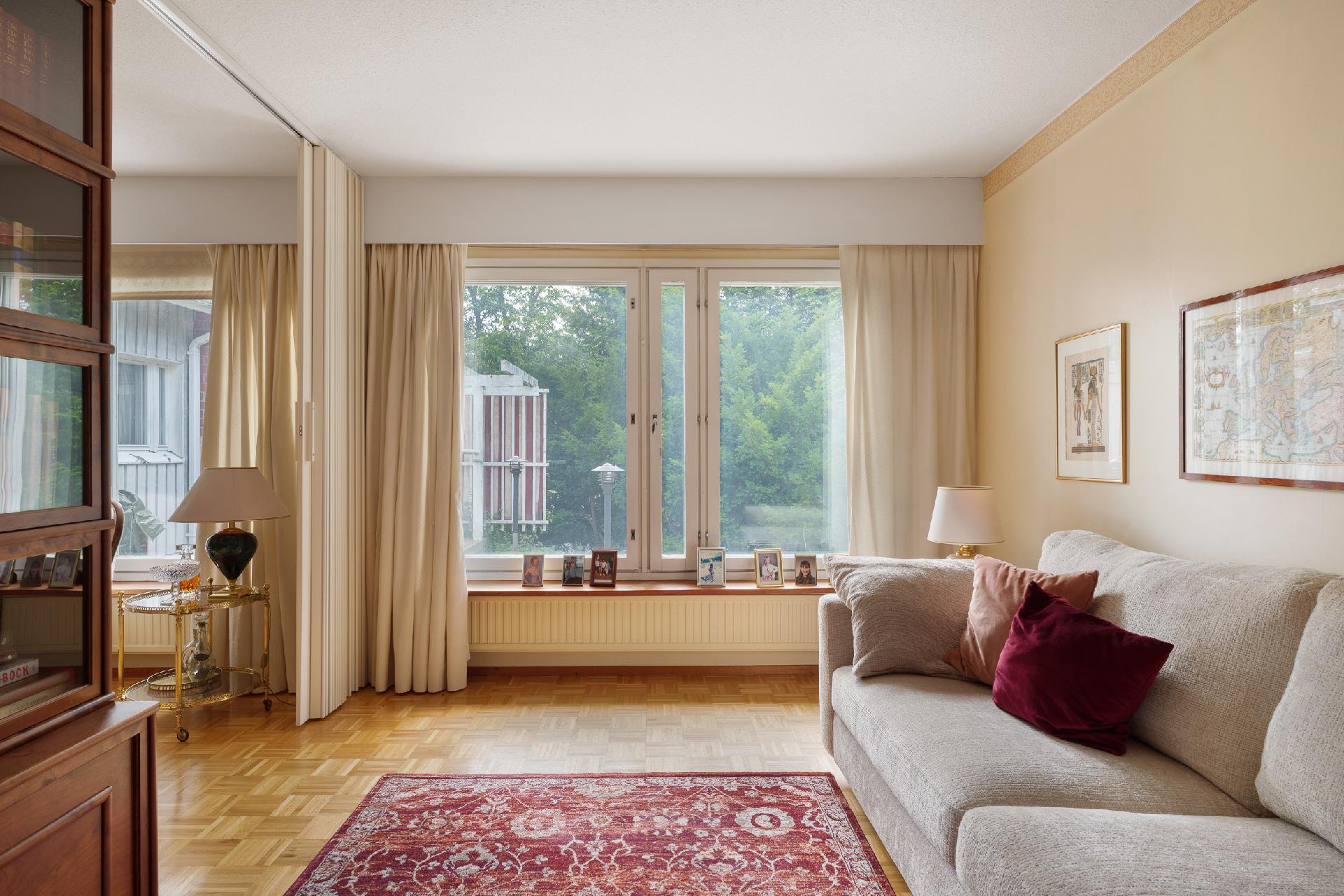 Kylätie 11, Kauniainen