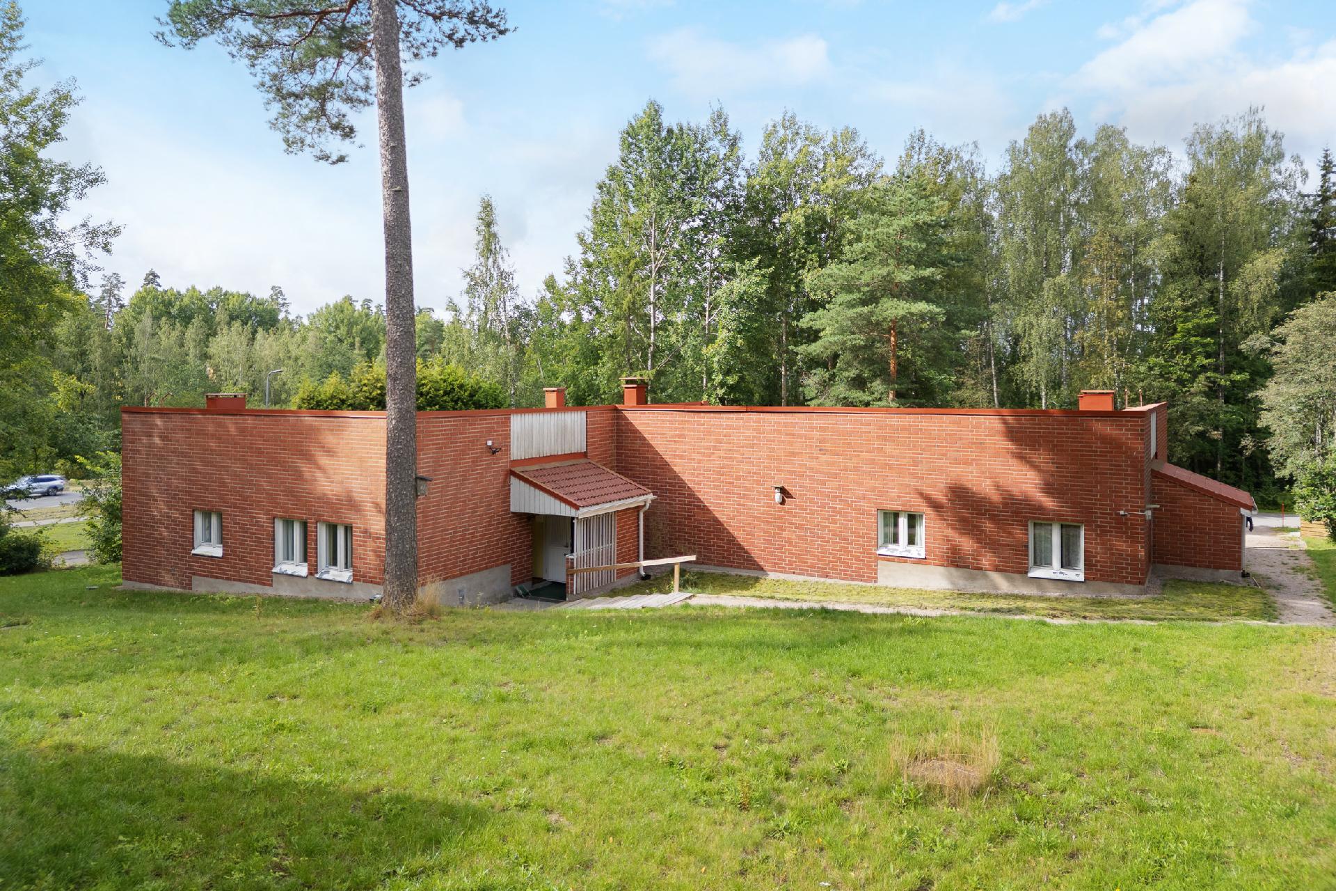 Kylätie 11, Kauniainen