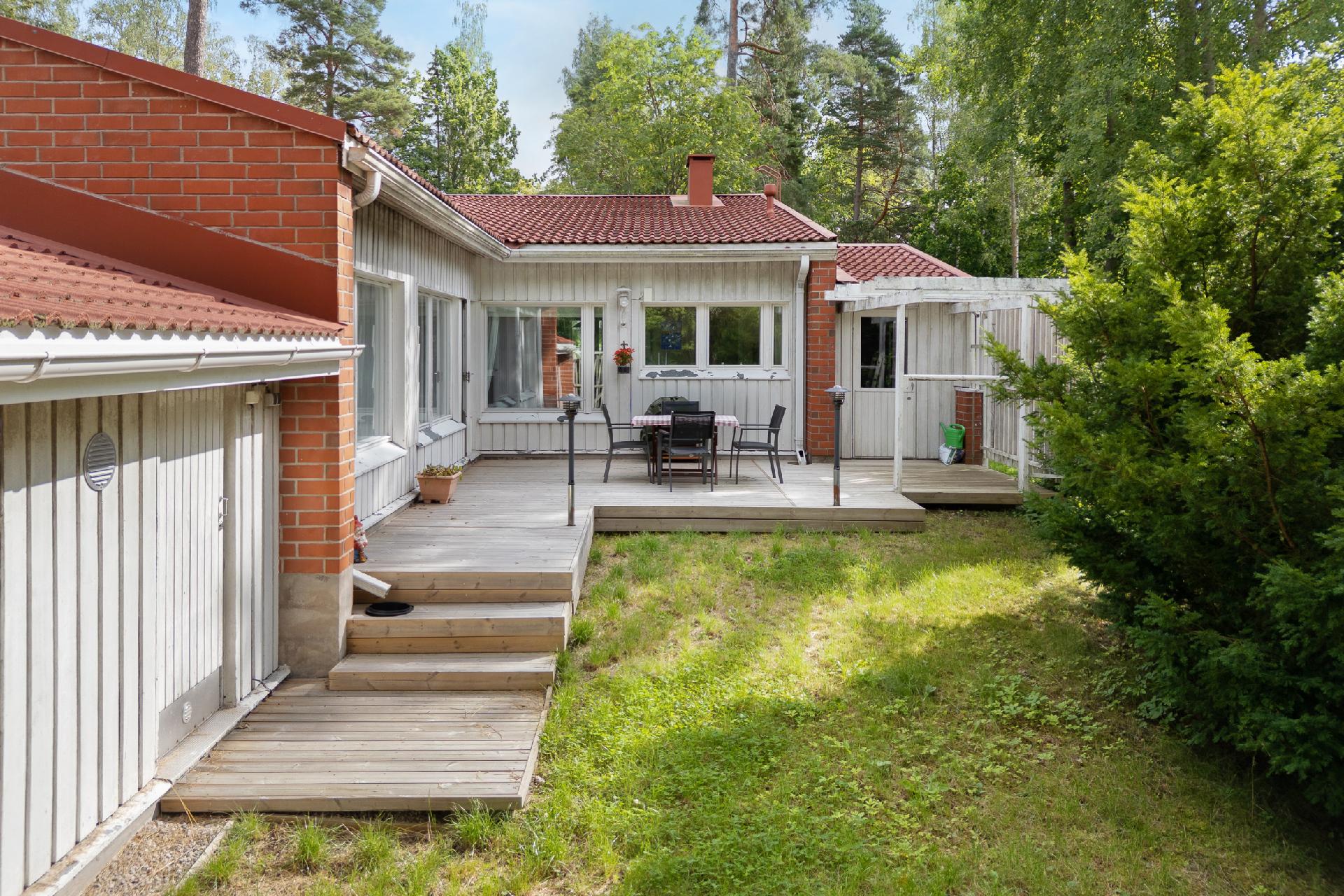 Kylätie 11, Kauniainen