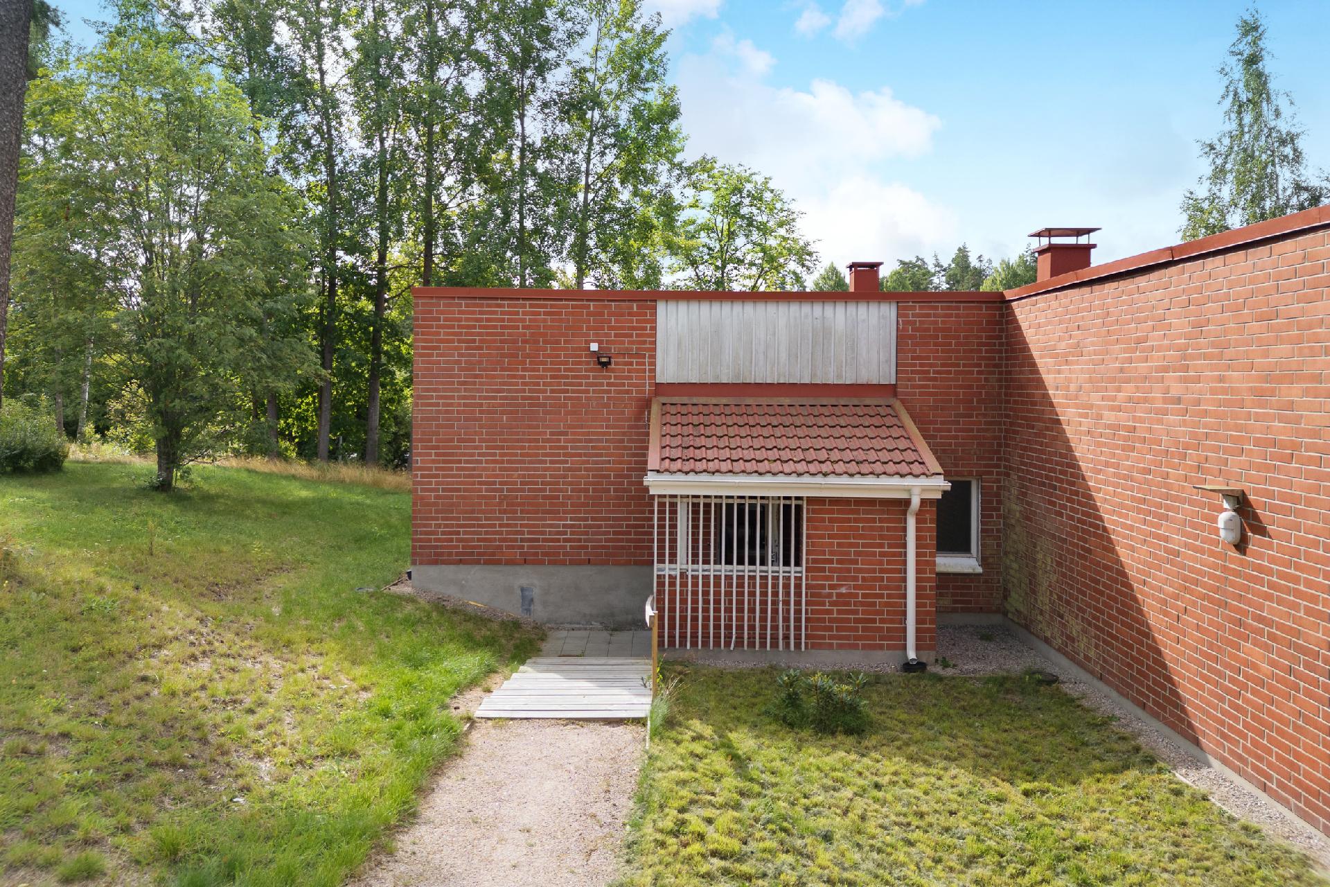 Kylätie 11, Kauniainen