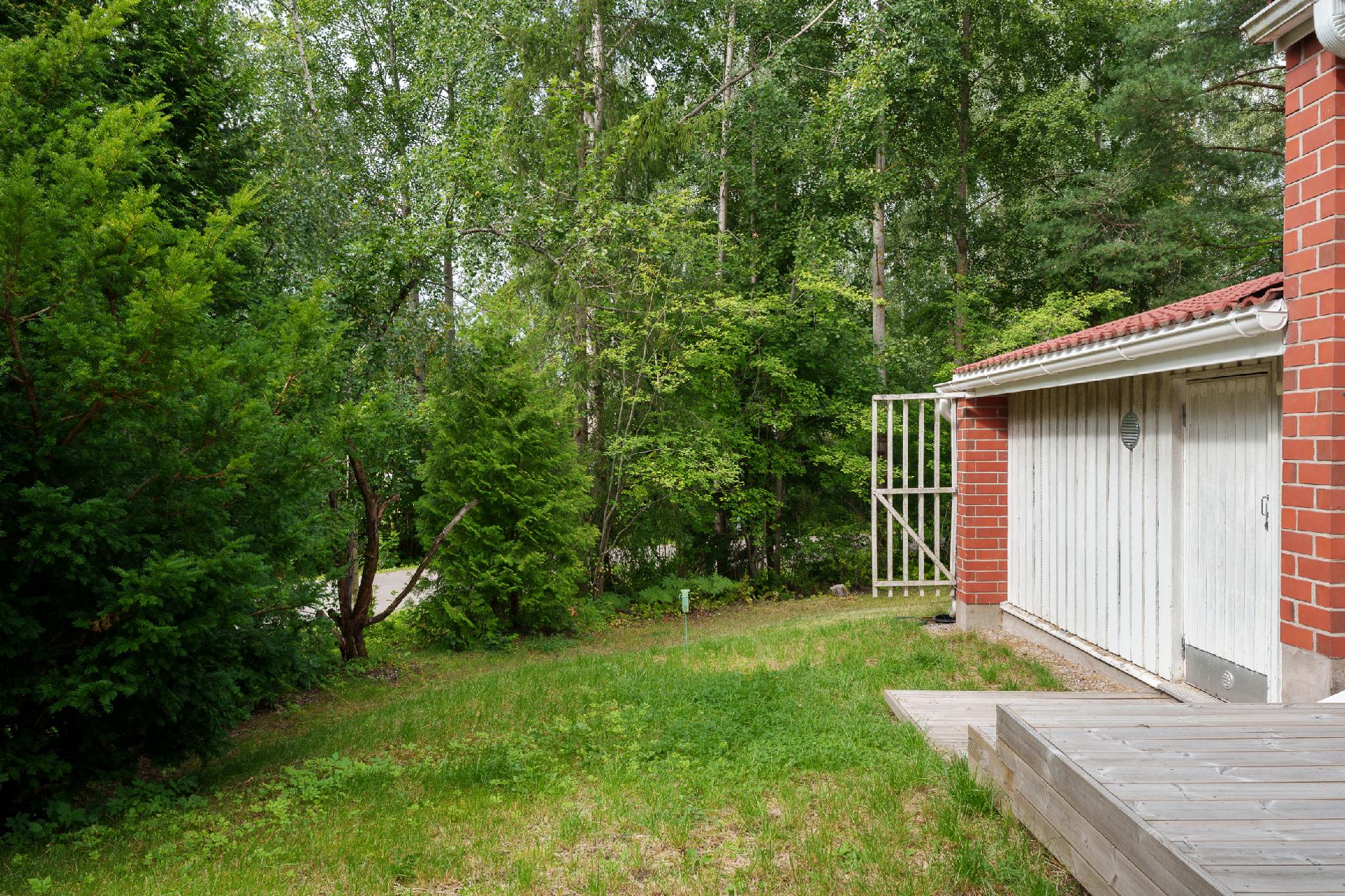 Kylätie 11, Kauniainen