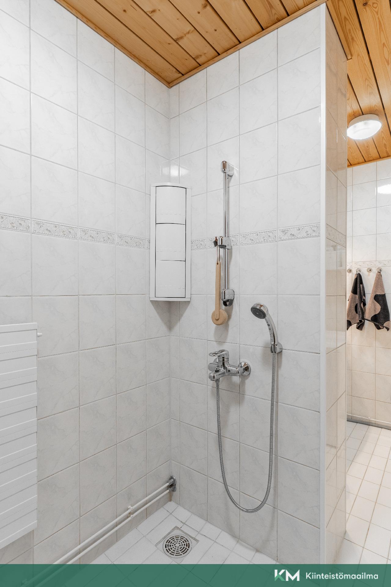 Yläkerran kylpyhuone ja sauna