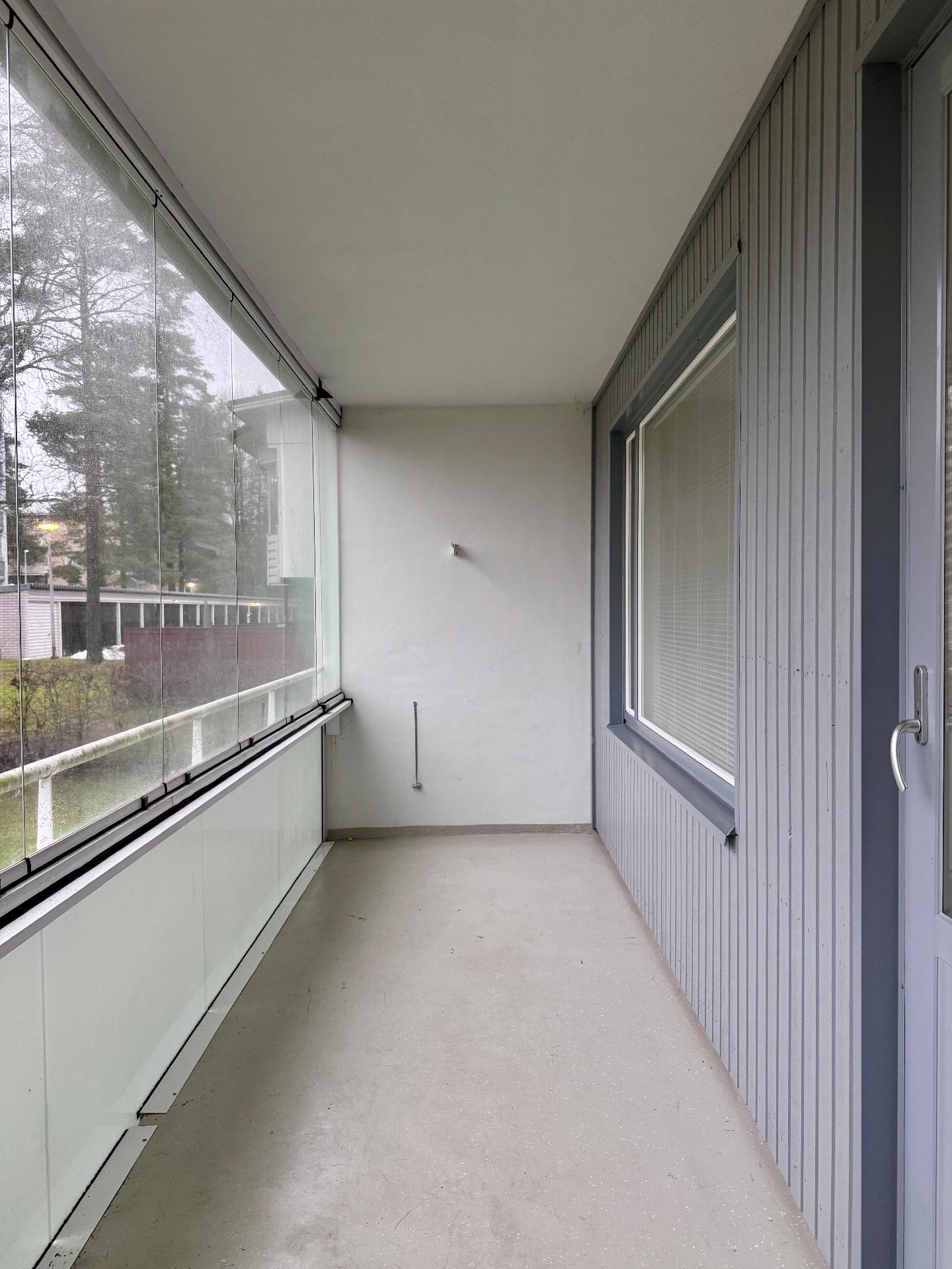 Tilava lasitettu parveke