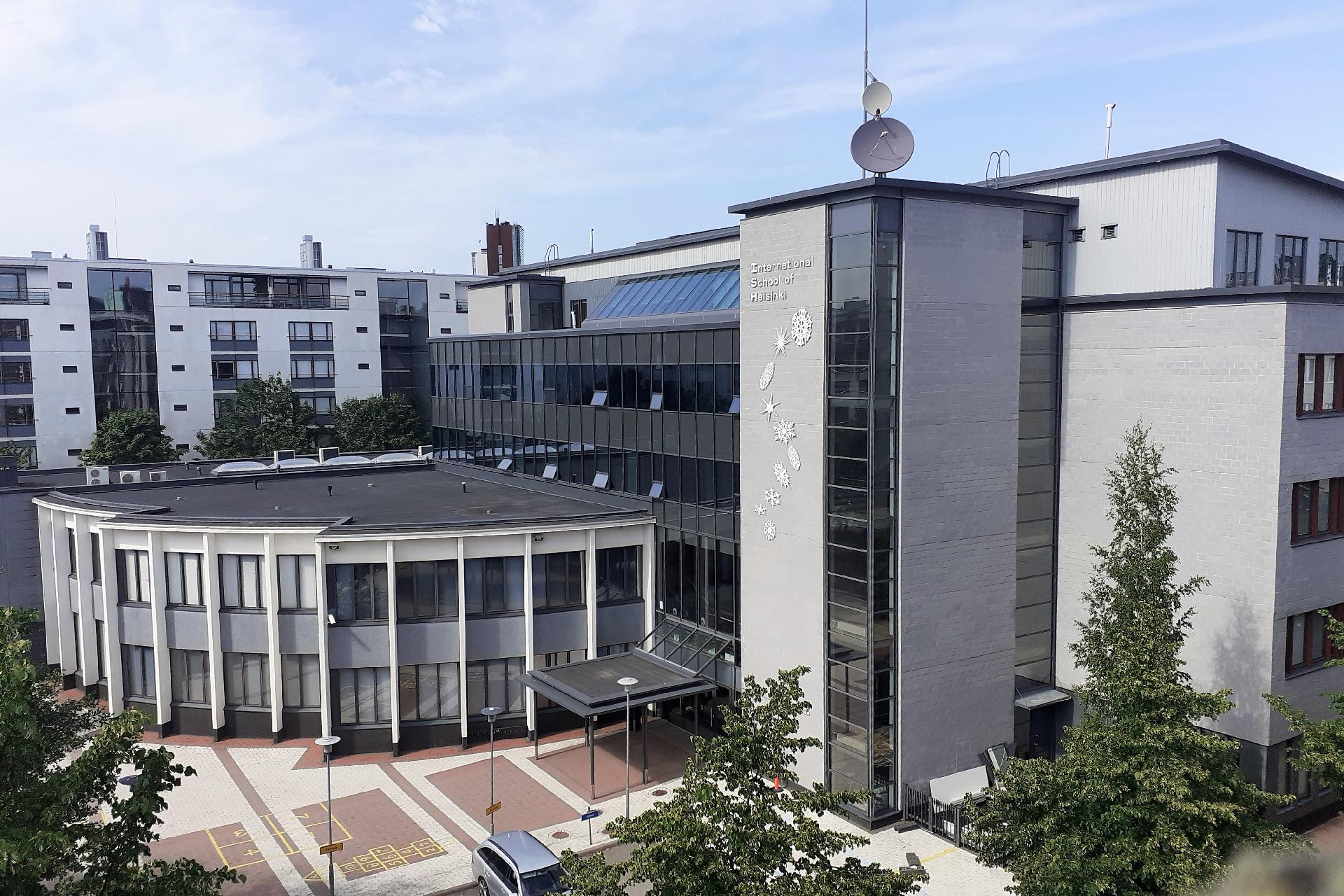 Näkymät kattoterassilta koulun pihalle