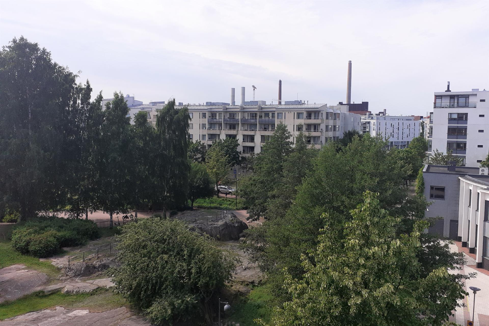 Näkymät kattoterassilta puiston yli Ruoholahden kanavalle