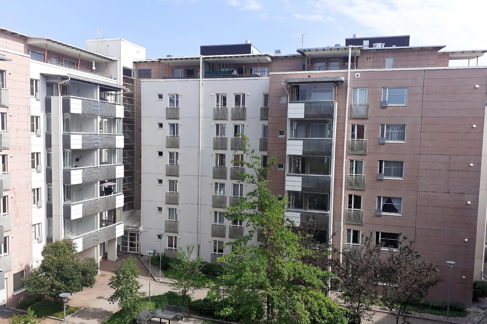 Näkymät taloyhtiön sisäpihalle