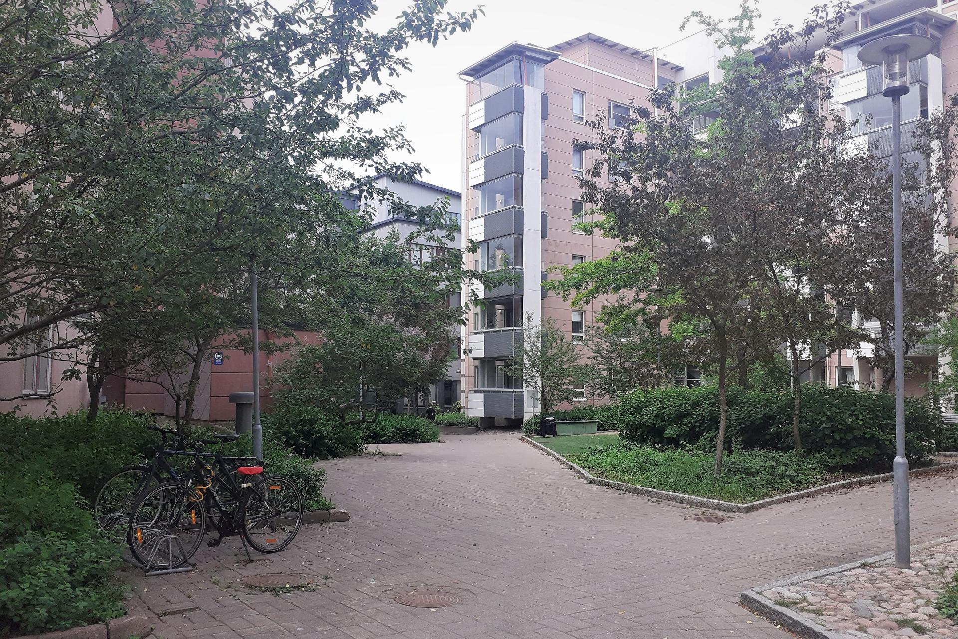 Taloyhtiön piha-alueelta