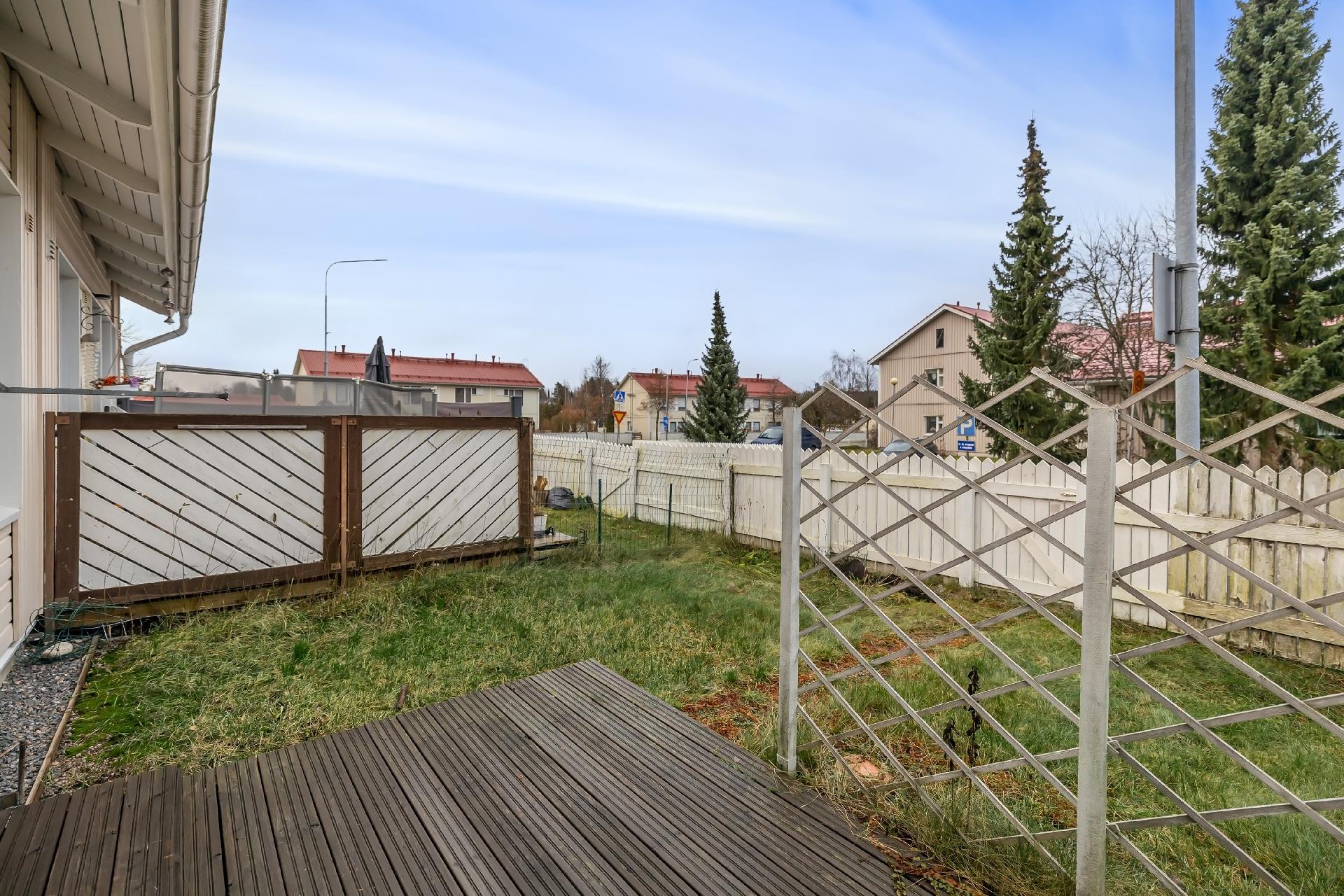 Takapihalla terassia ja nurmikkoa.