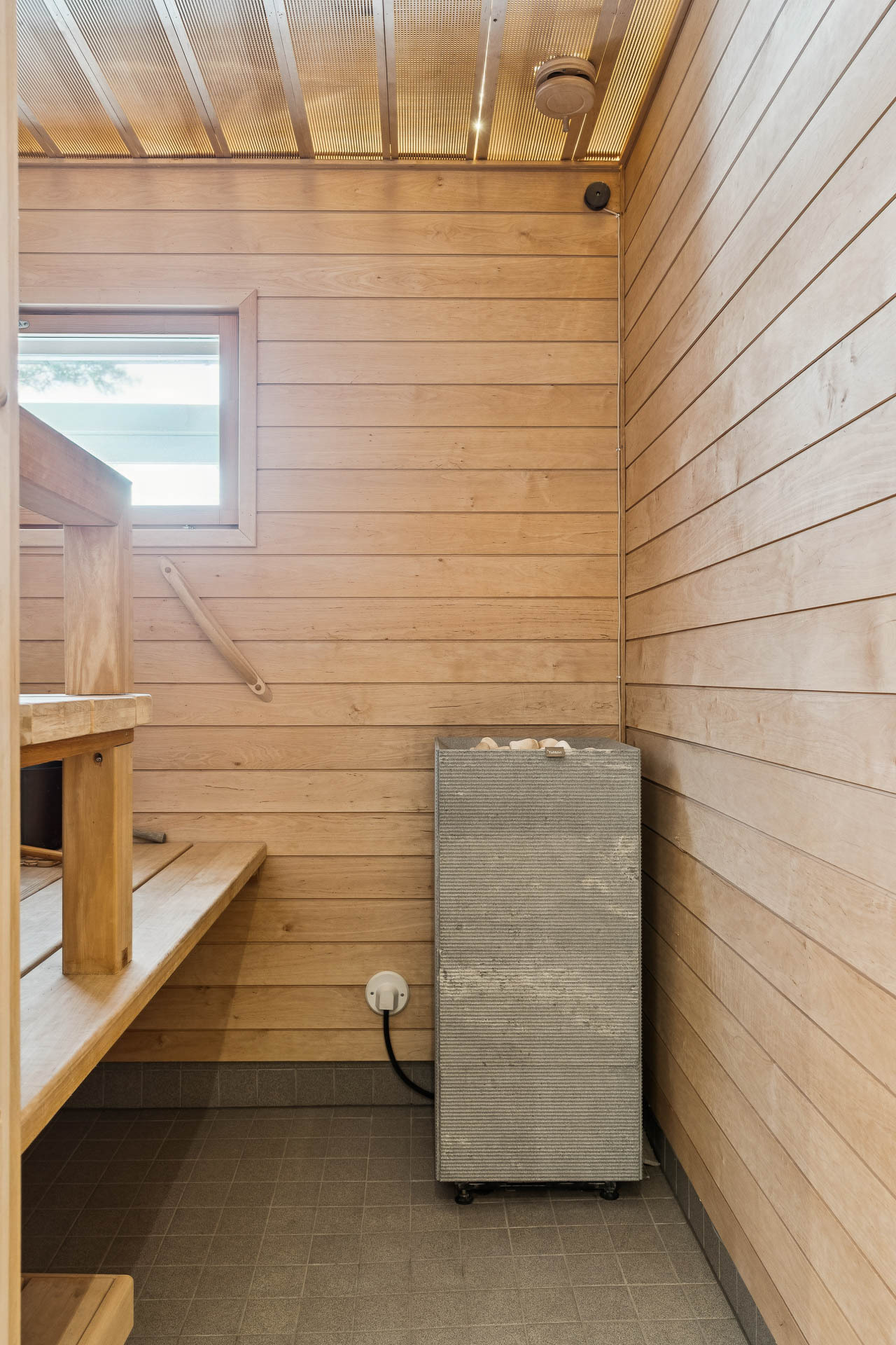 Päätalossa sähkölämmitteinen sauna