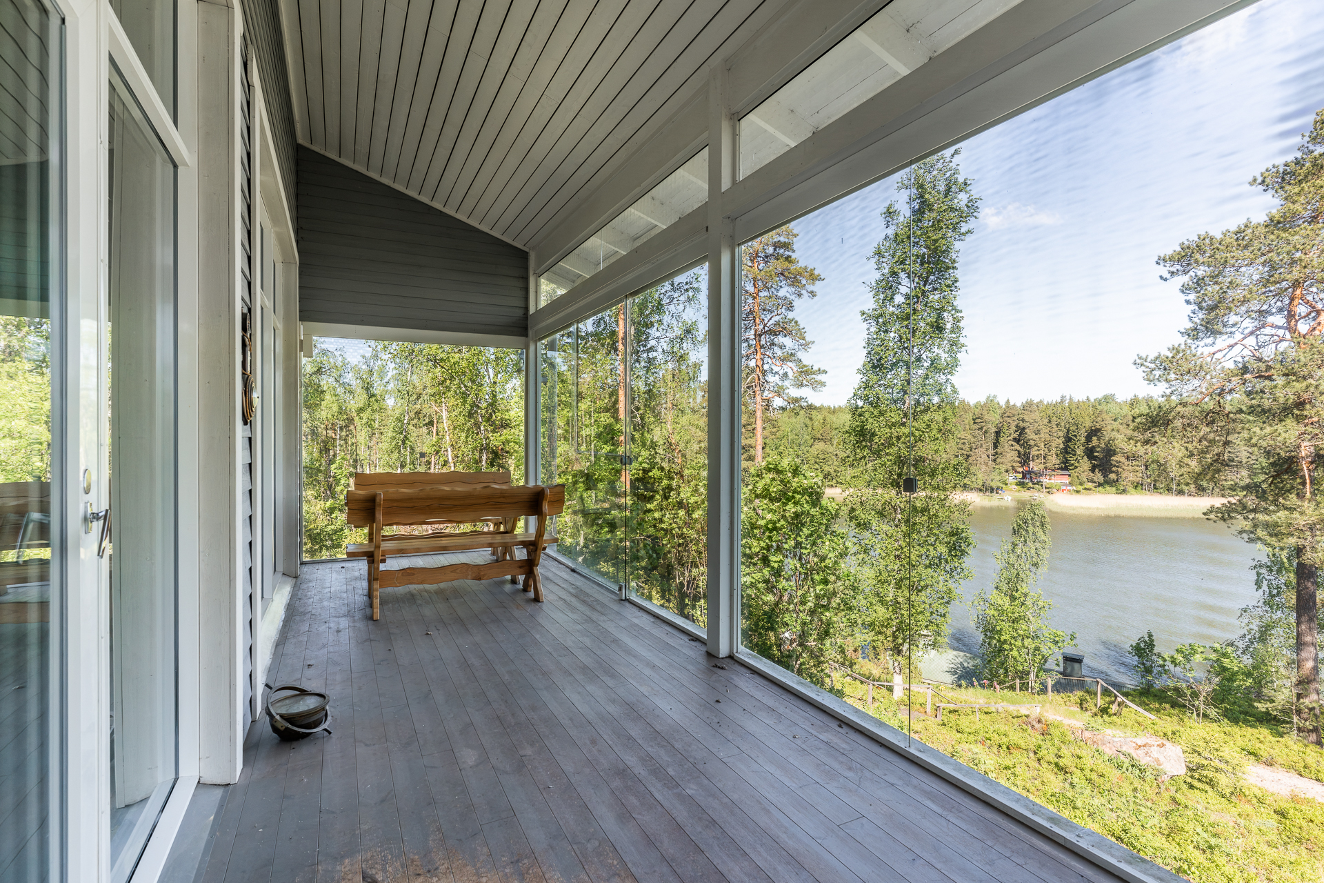 Taloa kiertää suuri, lasitettu terassi