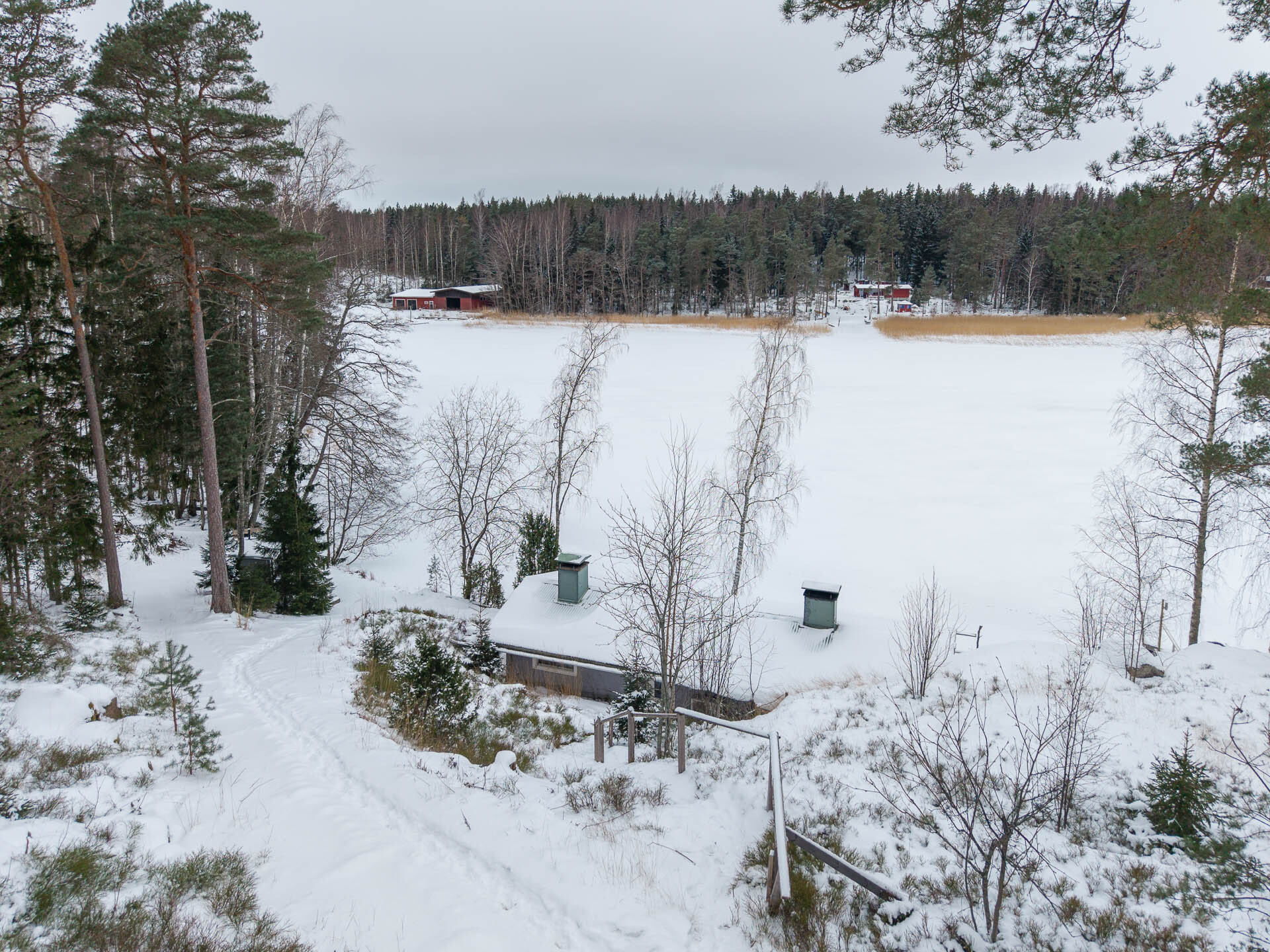 Kulku rantaan saunarakennukselle