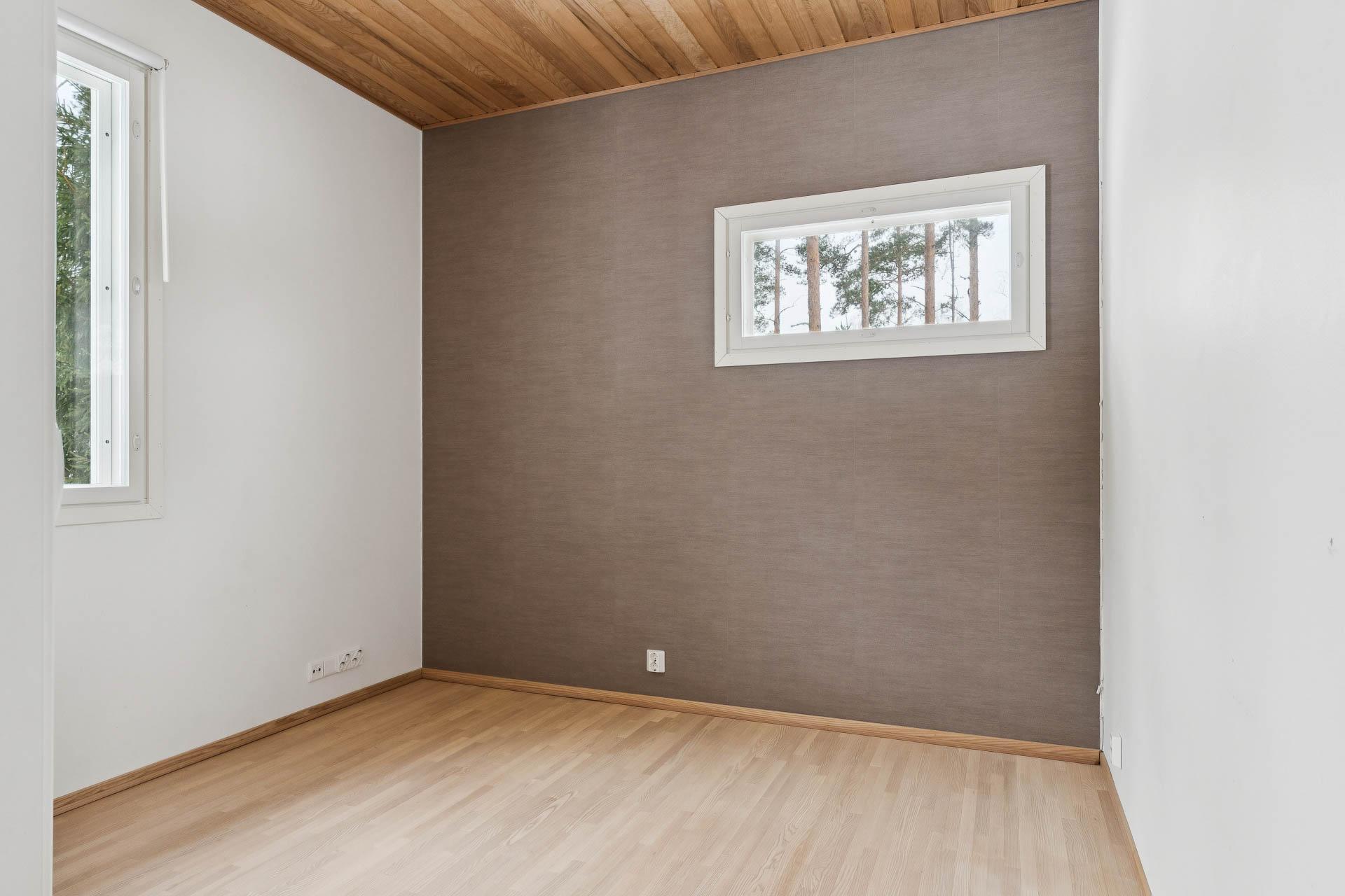 Toinen makuuhuone sisääntulon vieressä