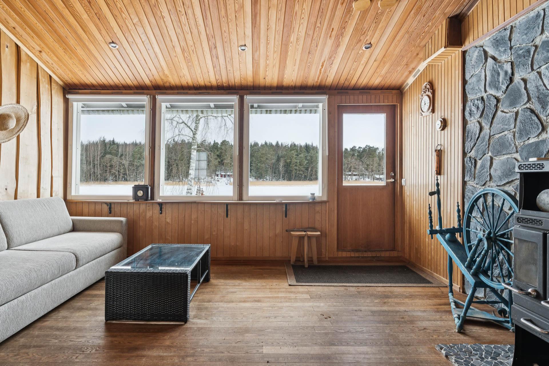 Saunarakennuksen tupa, josta käynti terassille ja laiturille