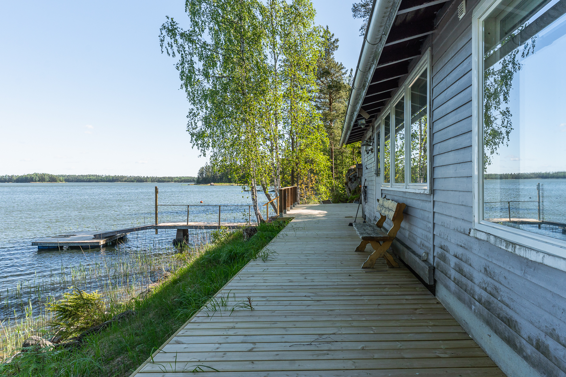 Saunarakennus alhaalla rannassa
