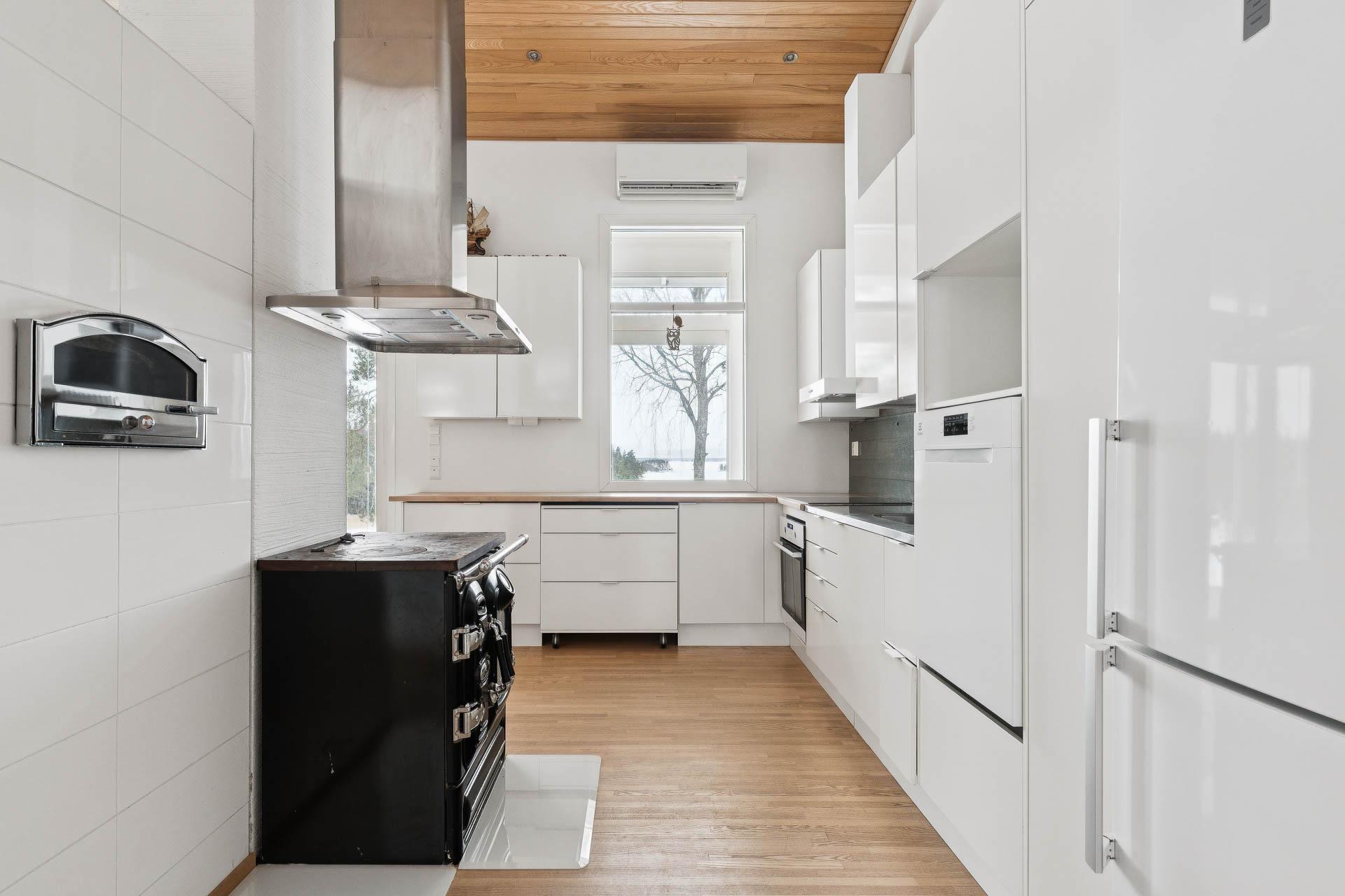 Myös keittiöstä avautuu merinäköala