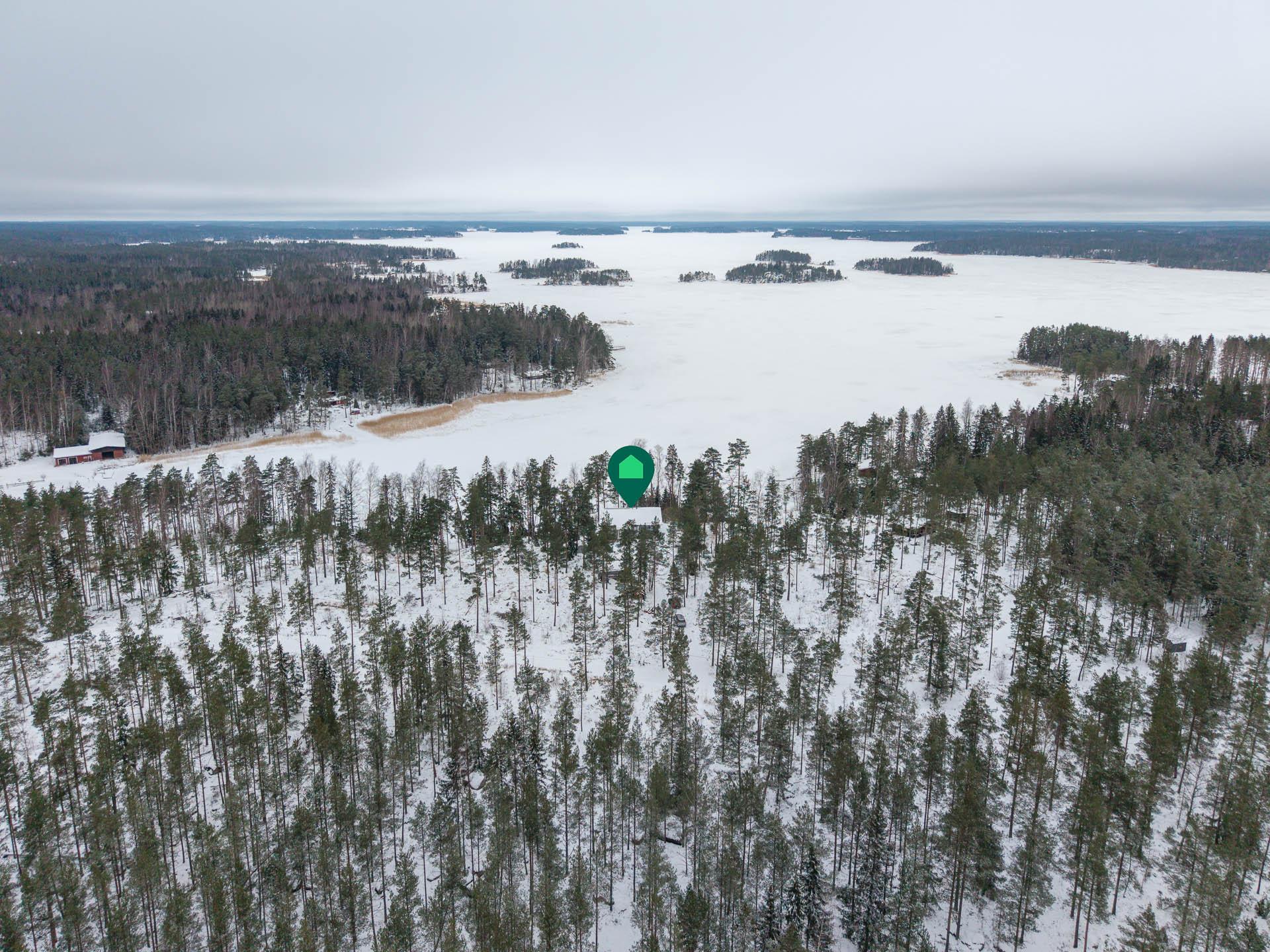 Rauhallinen sijainti mäen päällä, niemen rannalla