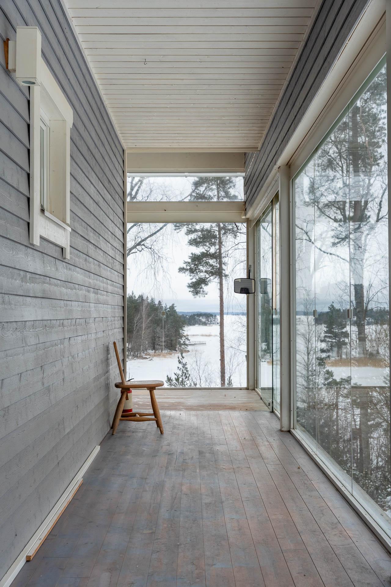 Käynti lasitetulle terassille