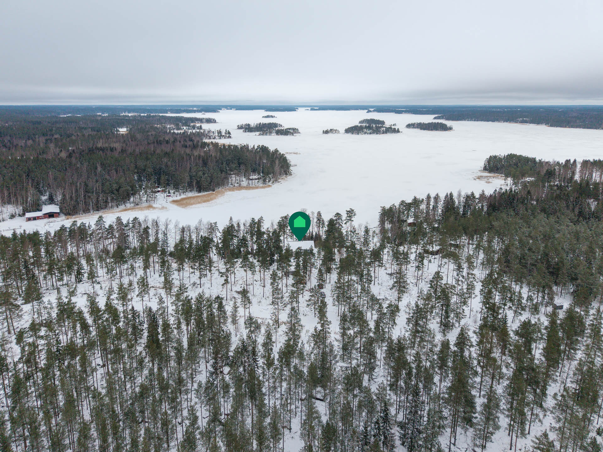 Rauhallinen sijainti mäen päällä, niemen rannalla