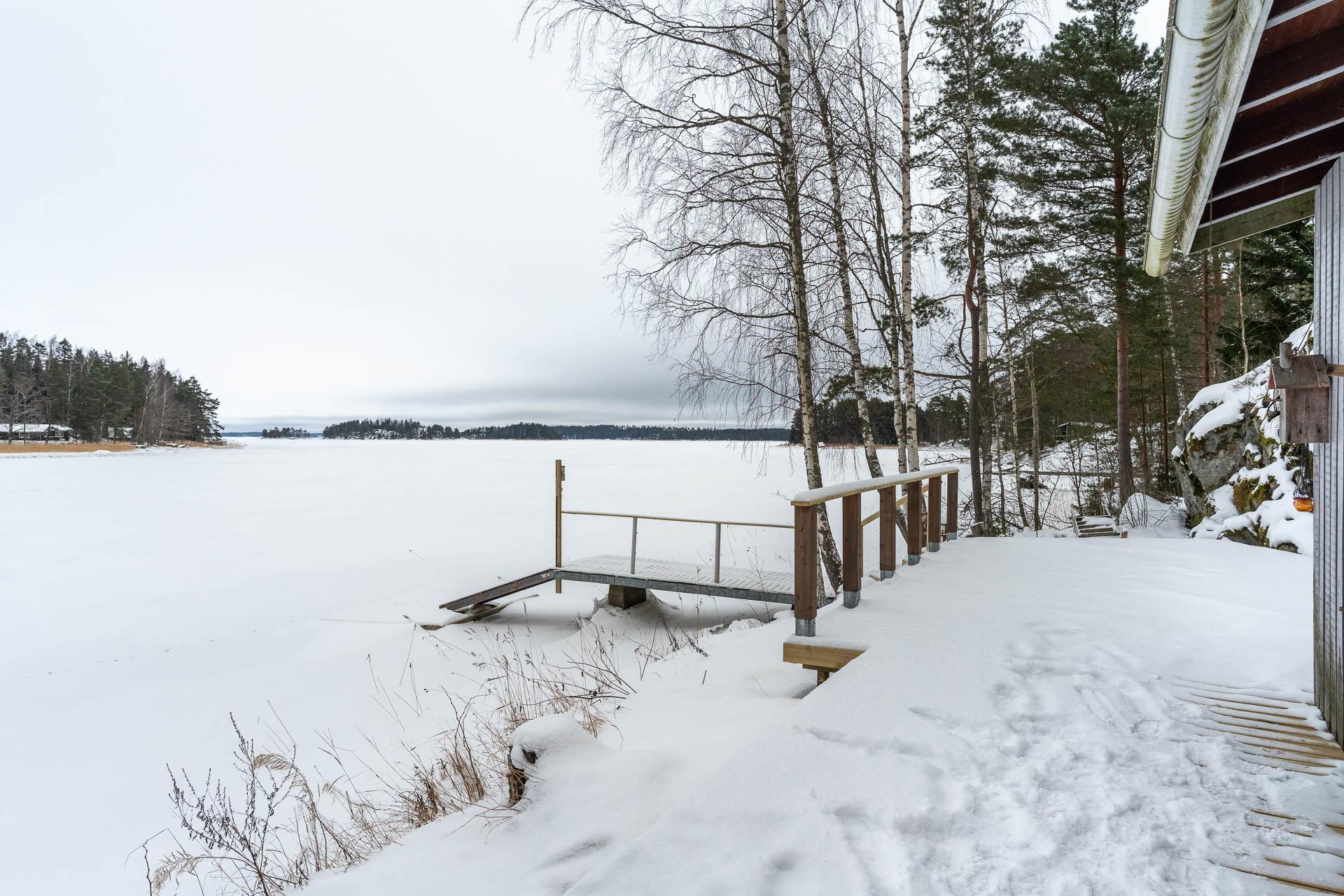 Saunarakennuksen terassi ja laituri