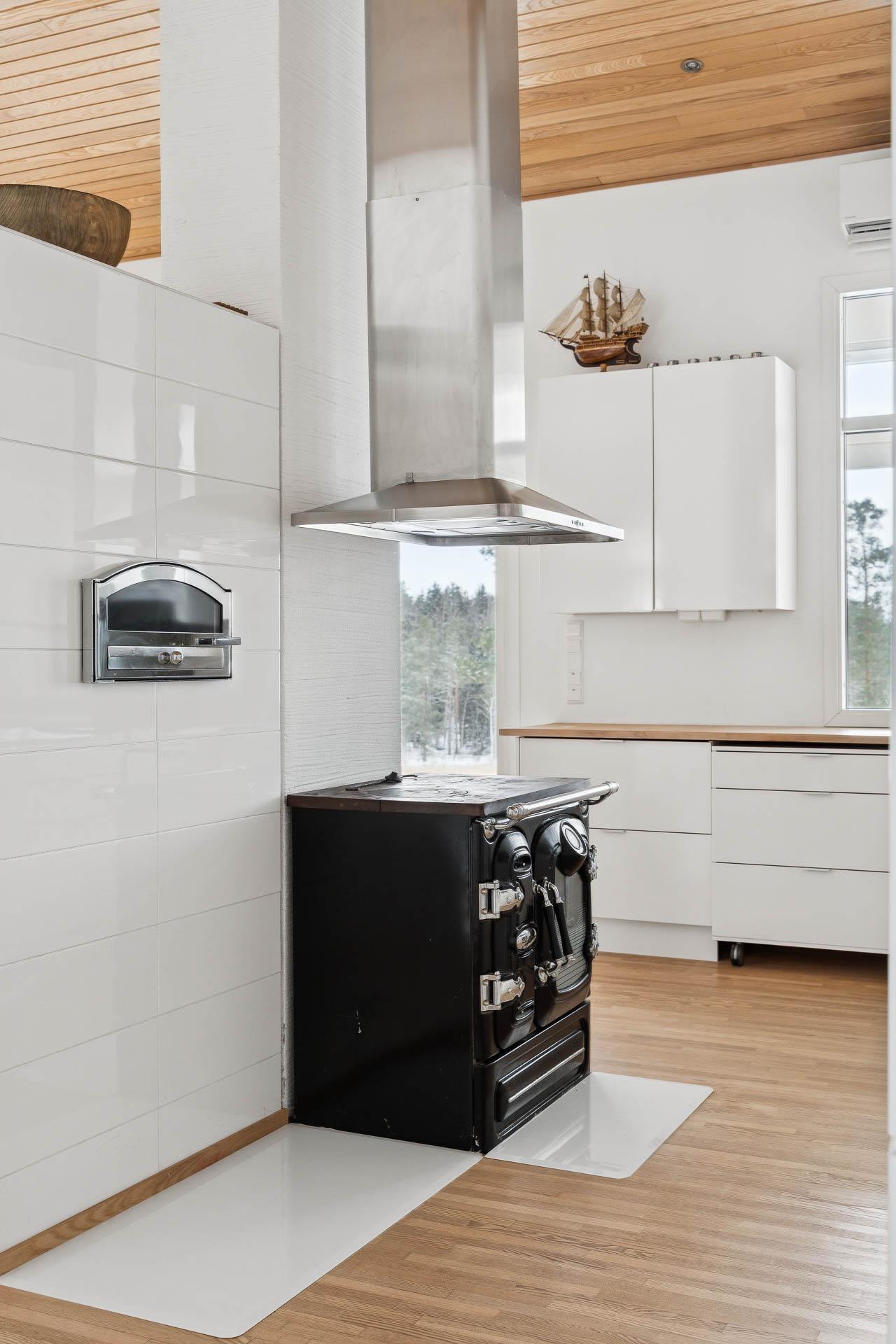 Keittiössä sekä puuhella että leivinuuni