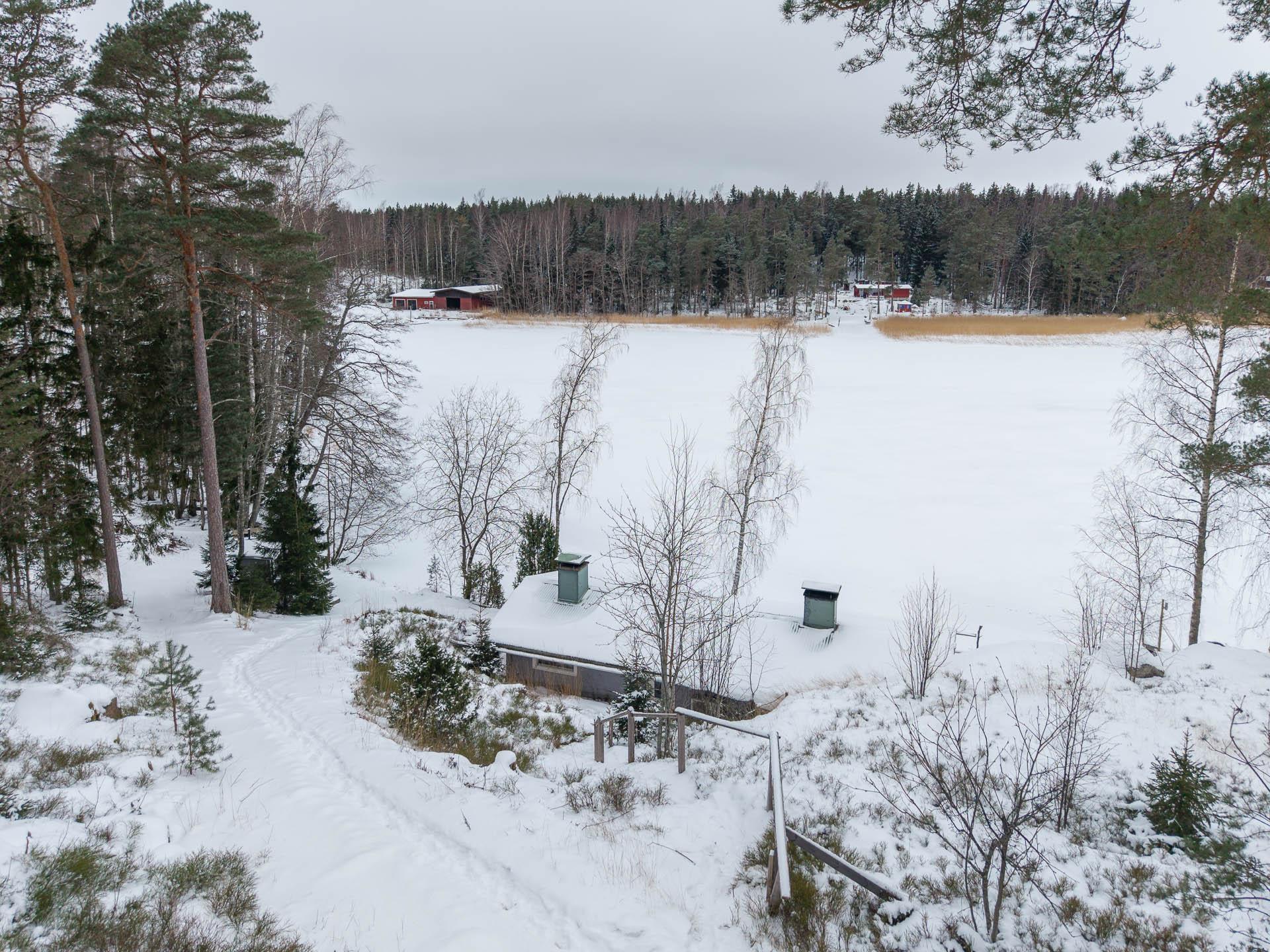 Kulku rantaan saunarakennukselle