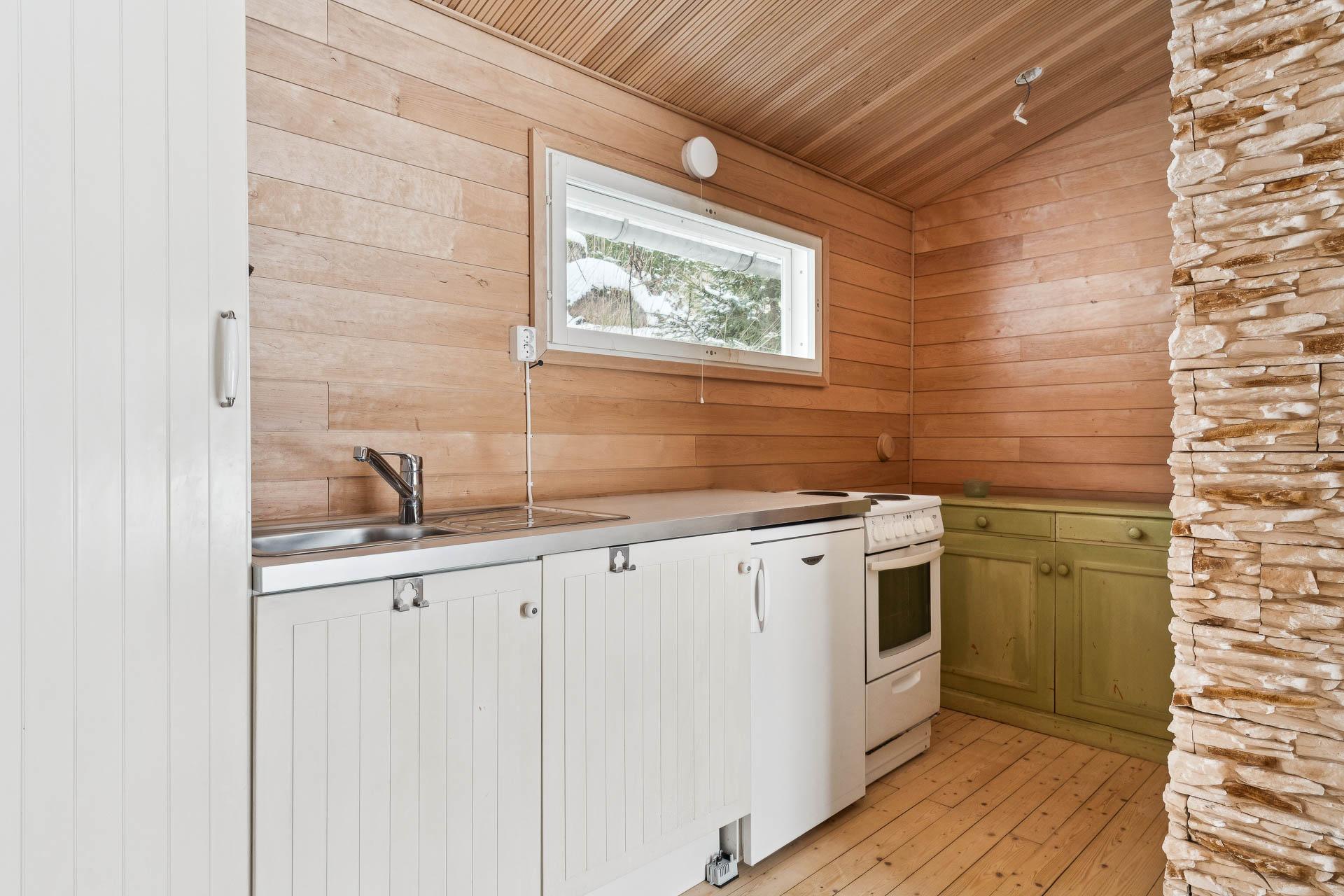 Tupakeittiö, jonka yhteydessä takka ja huone