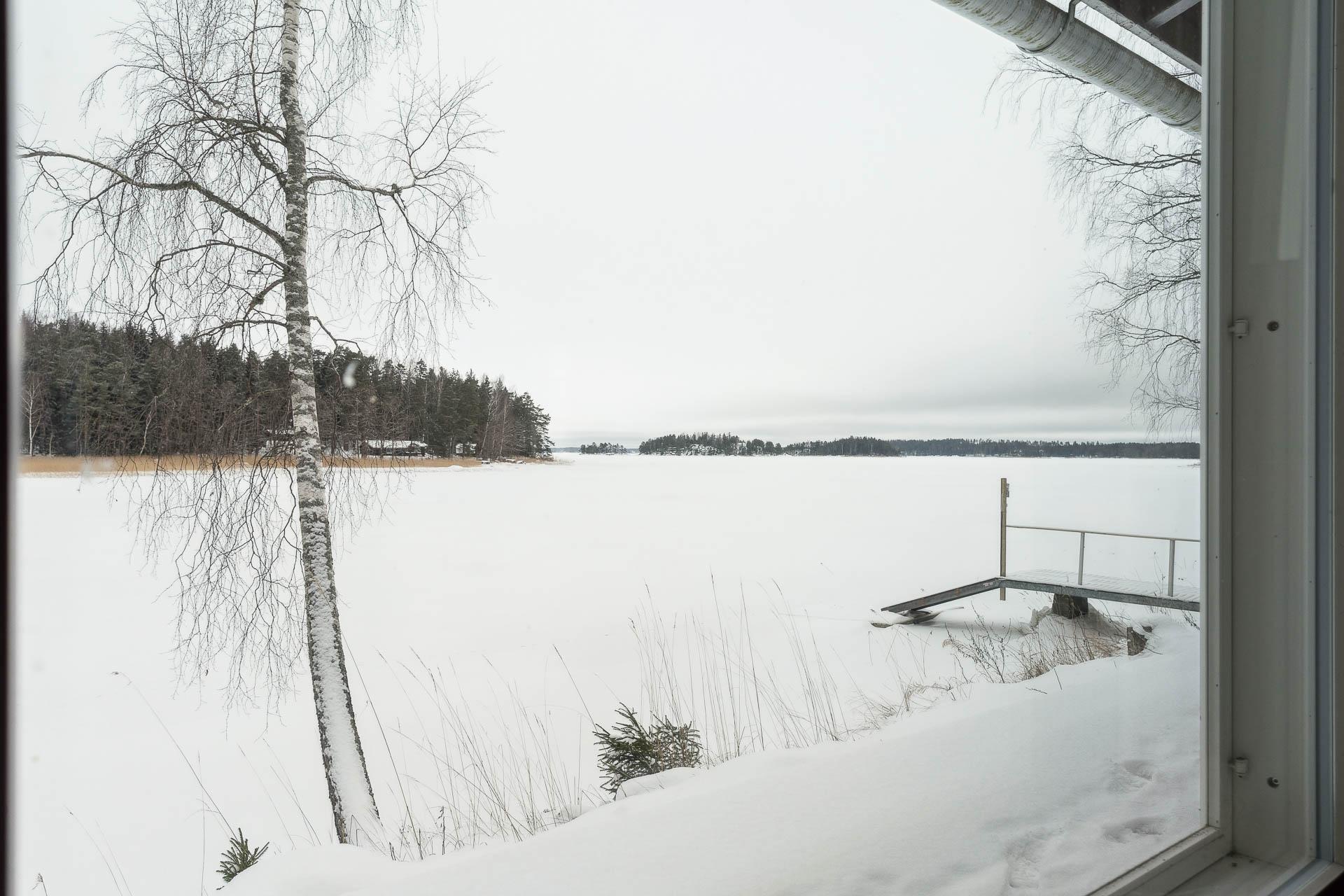 Tuvan ikkunasta avautuu rauhoittava merimaisema