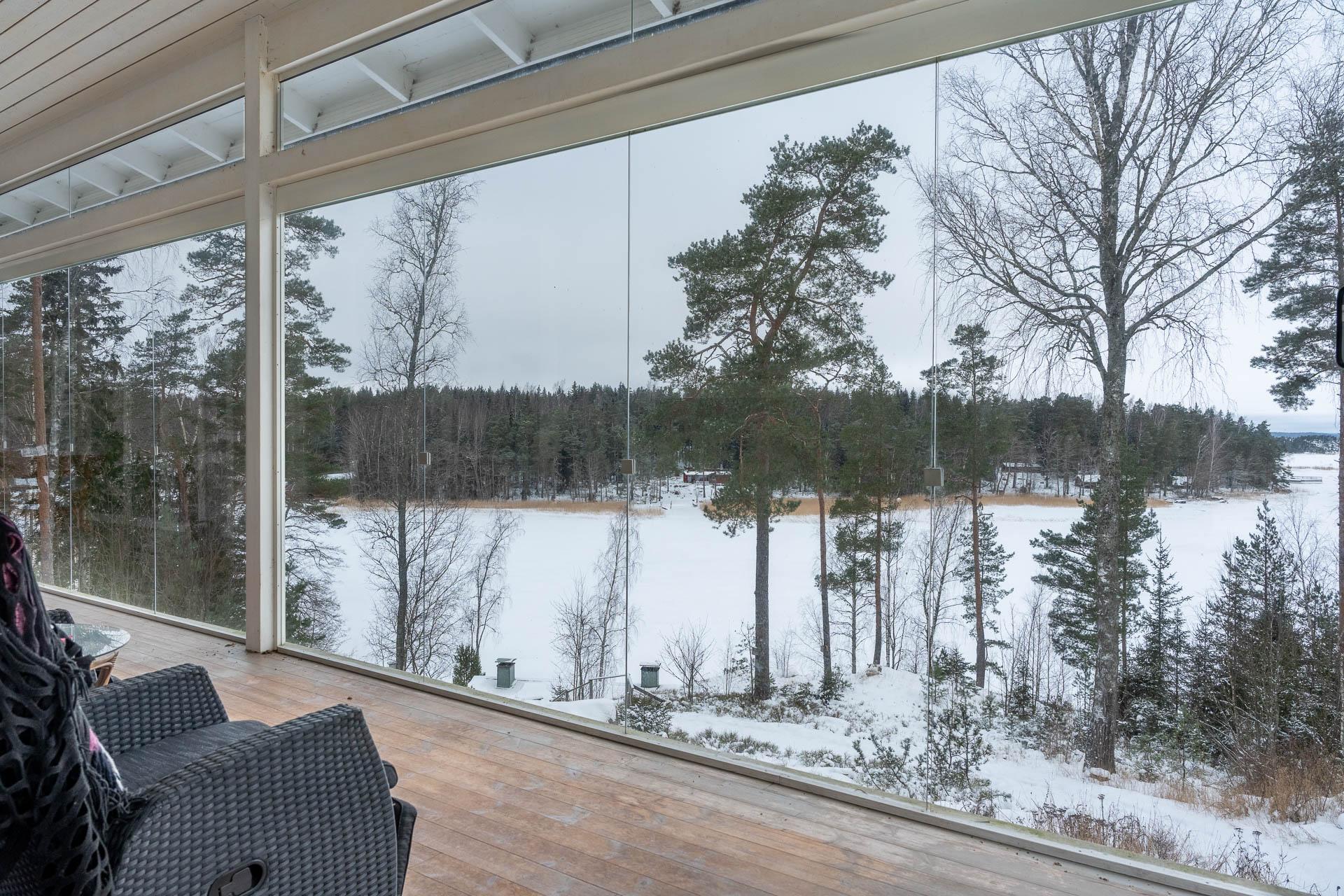 Taloa kiertää suuri lasitettu terassi