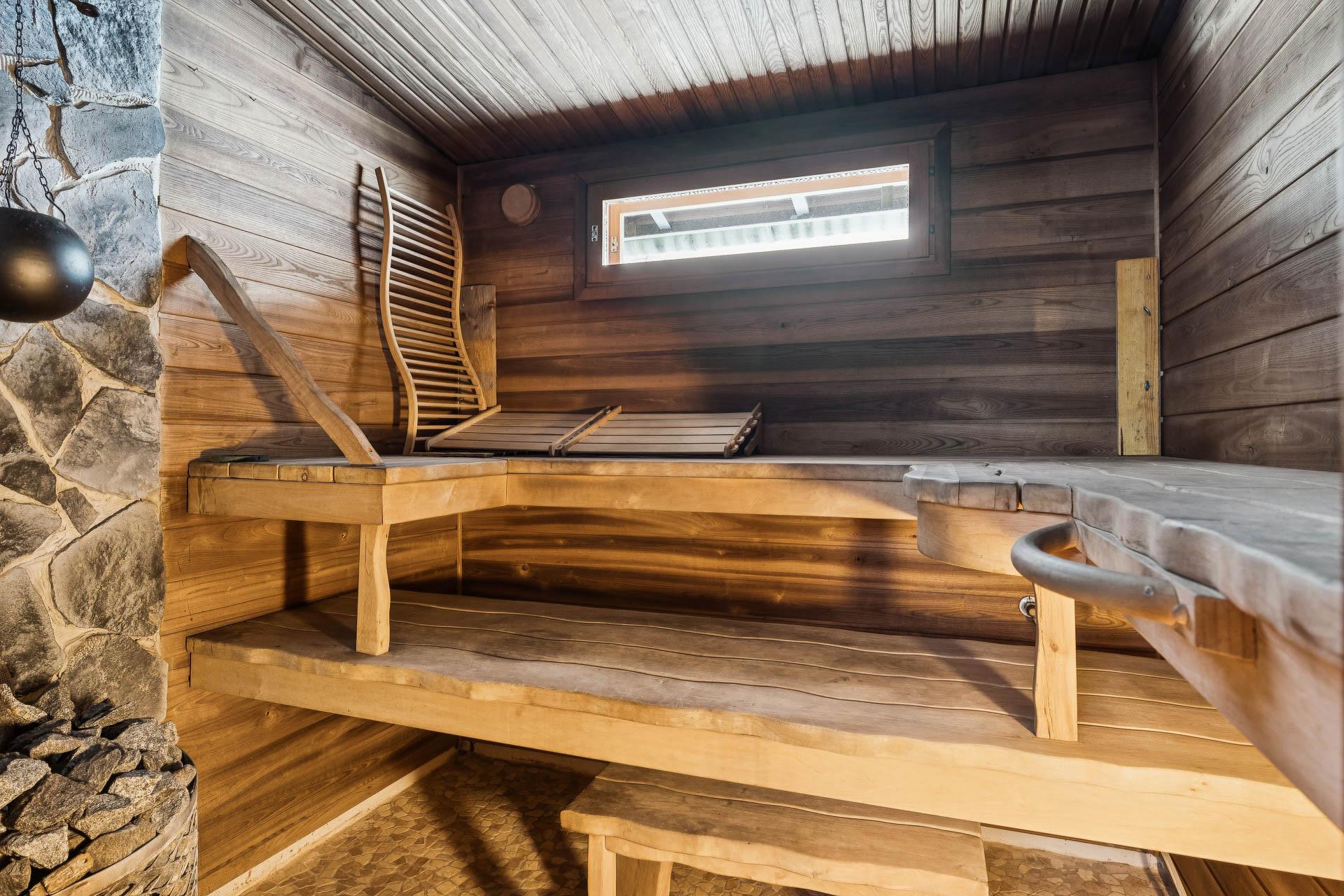 Saunarakennuksessa puulämmitteinen sauna