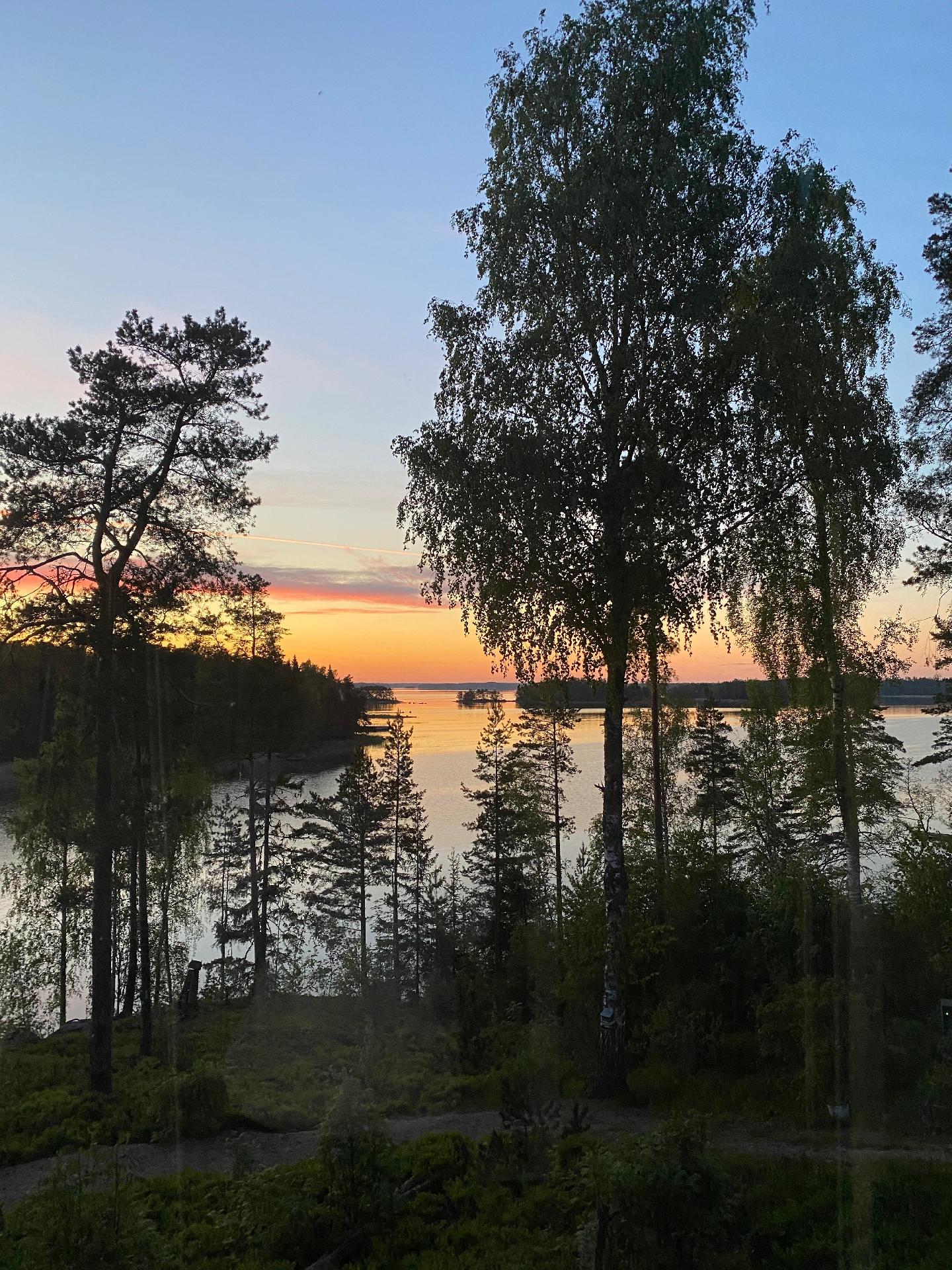 Kesäillan maisema yläterassilta