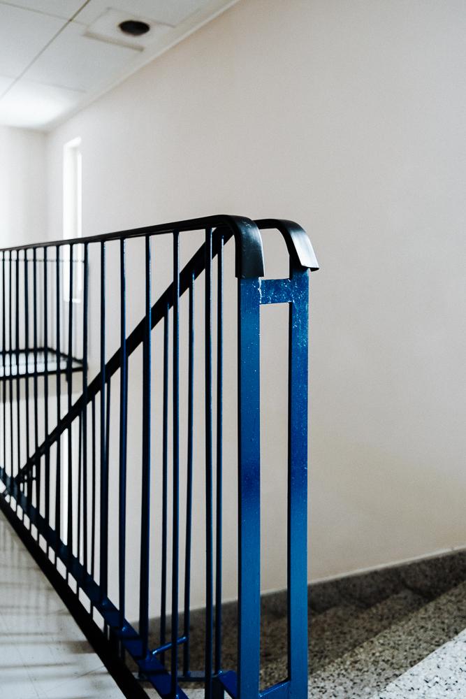 Valoisa porraskäytävä