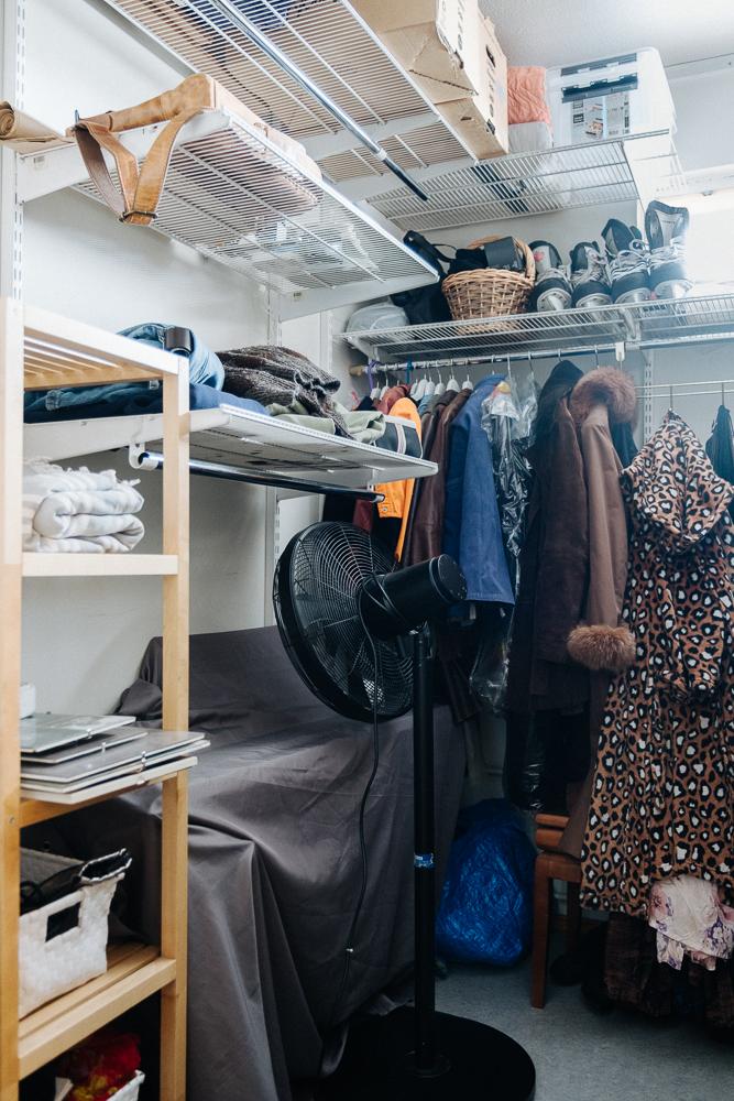 Vaatehuone on tilava ja ikkunallinen