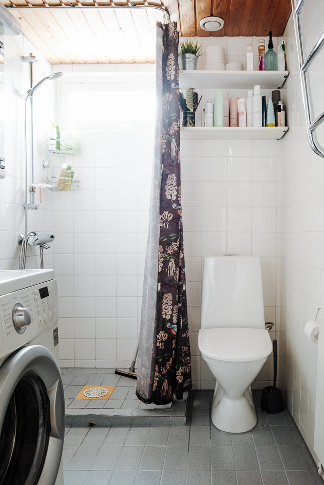Ikkunallinen kylpyhuone, hyvin tilaa pyykinpesukoneelle
