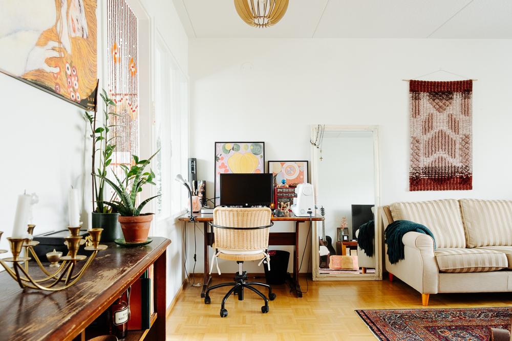 Työpiste olohuoneessa