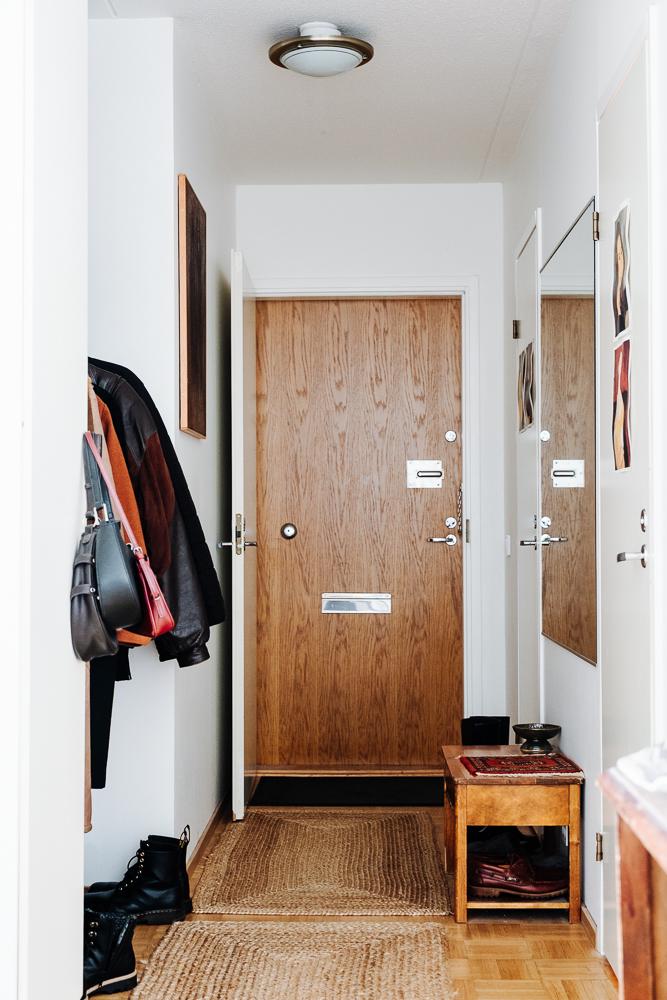 Vaatehuoneeseen ja kylpyhuoneeseen kuljetaan eteisestä